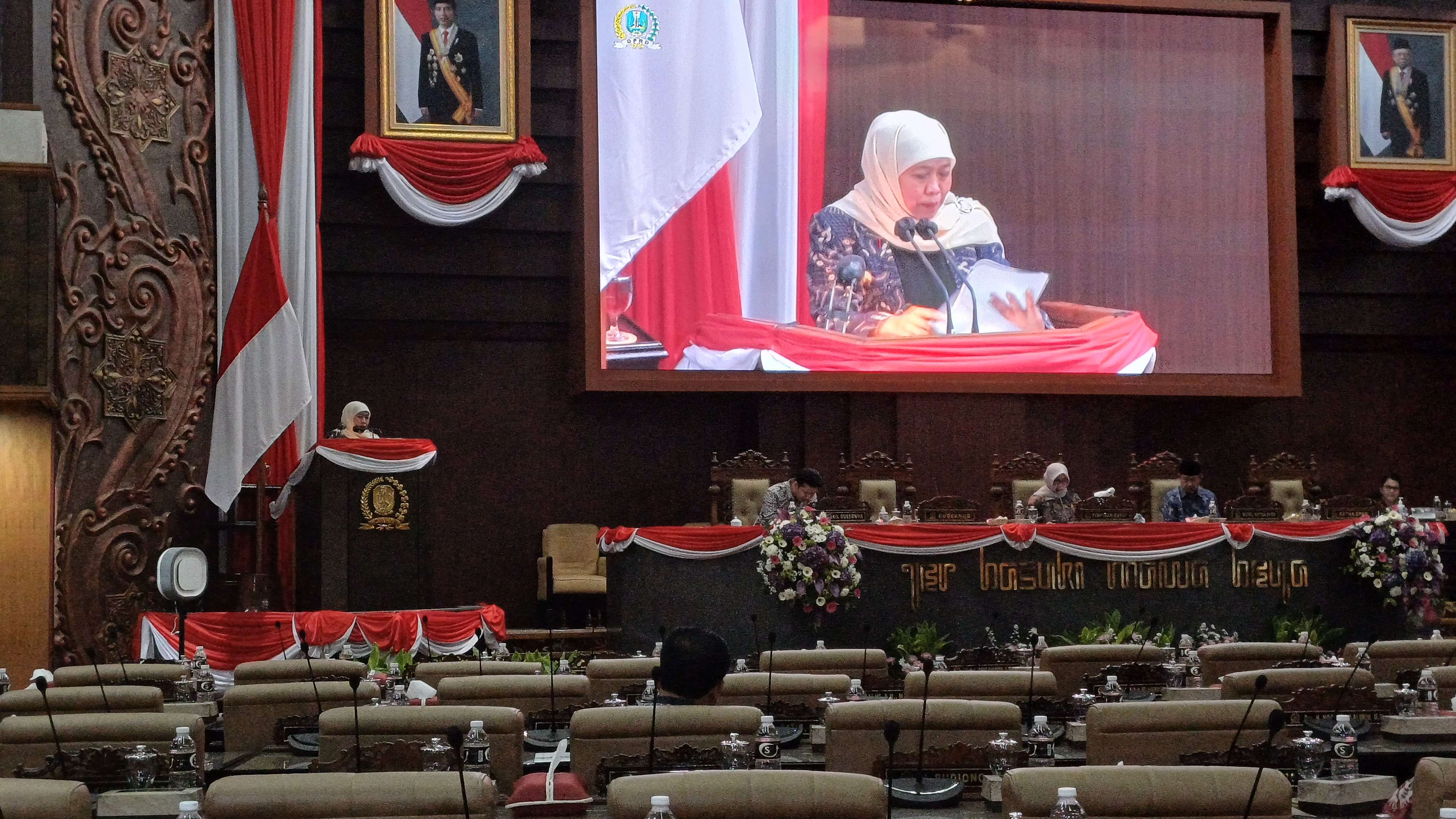Gubernur Khofifah saat Rapat Paripurna
