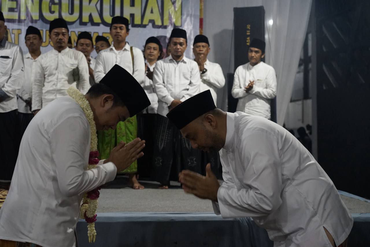 Gus Muhammad Fawait (kiri) dalam pelantikan dan pengukuhan pengurus LSN dihadiri Ketua Komisi C DPRD Jatim, Abdul Halim (kanan)