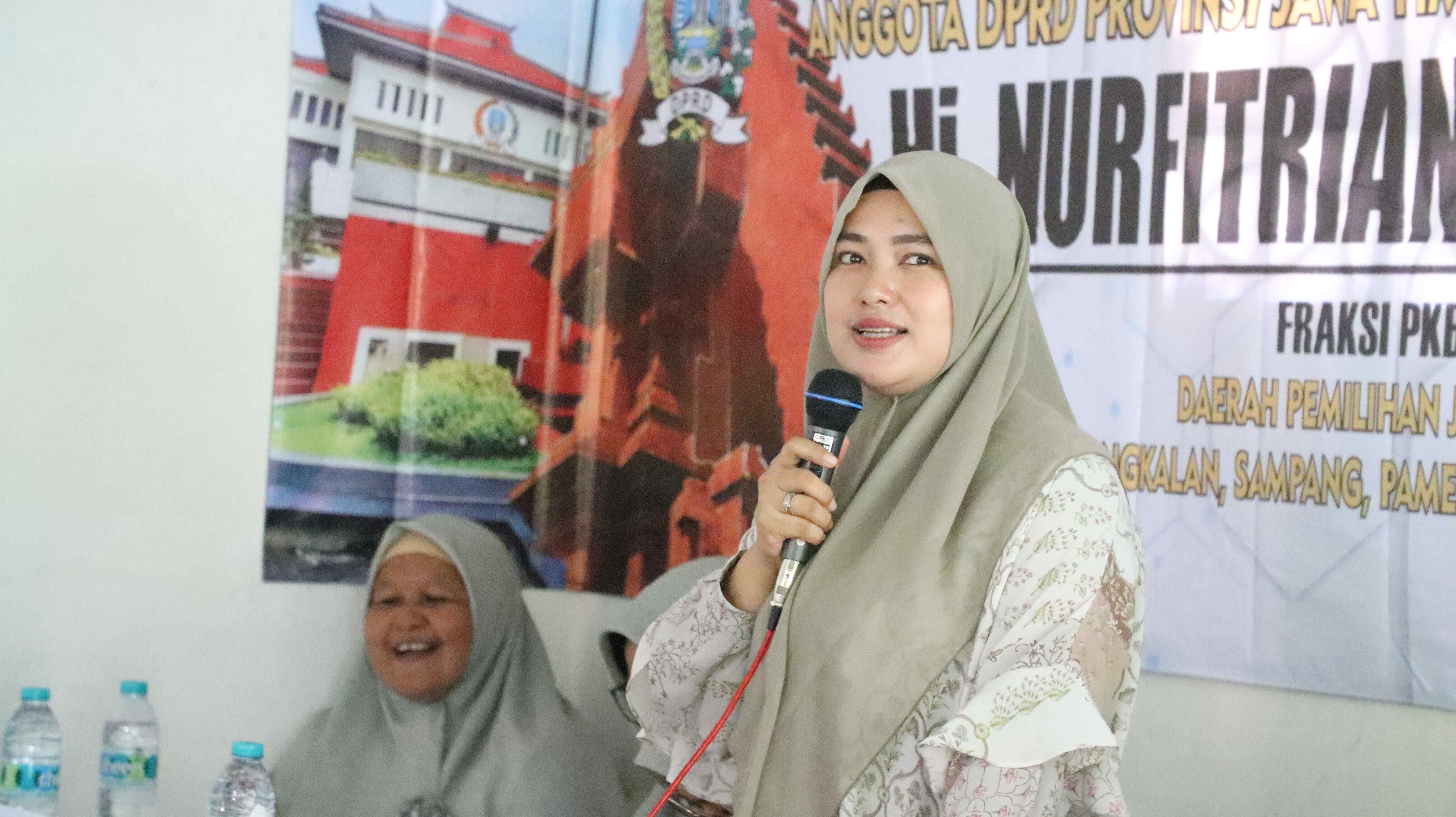 Anggota Komisi E DPRD Provinsi Jawa Timur Nurfitriana menerima banyak aspirasi masyarakat terkait perbaikan fasilitas tempat beribadah yang masih kurang layak dan pemberian bantuan terhadap pondok pesantren.