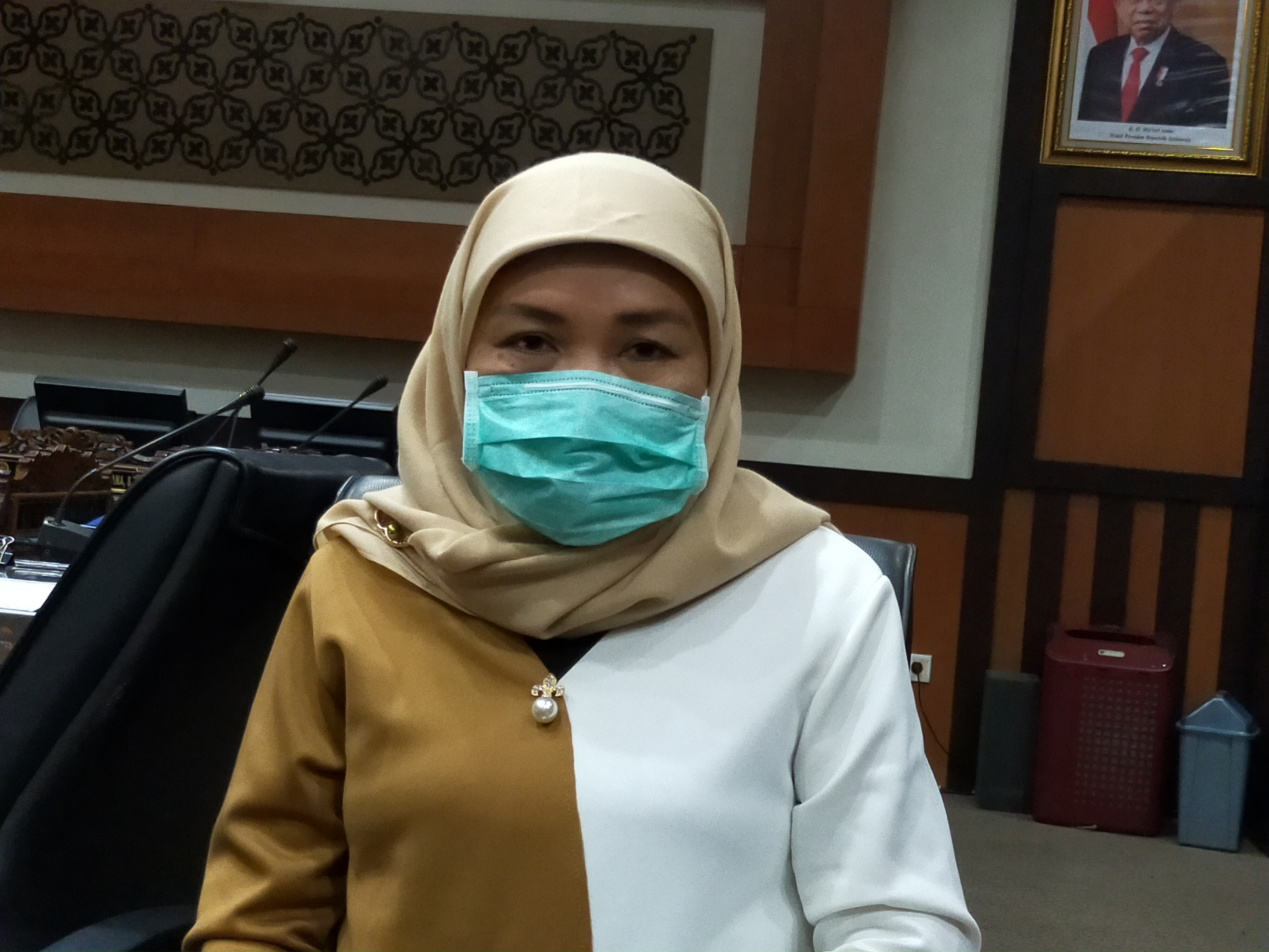 Juru bicara komisi E DPRD Jawa Timur Umi Zahrok