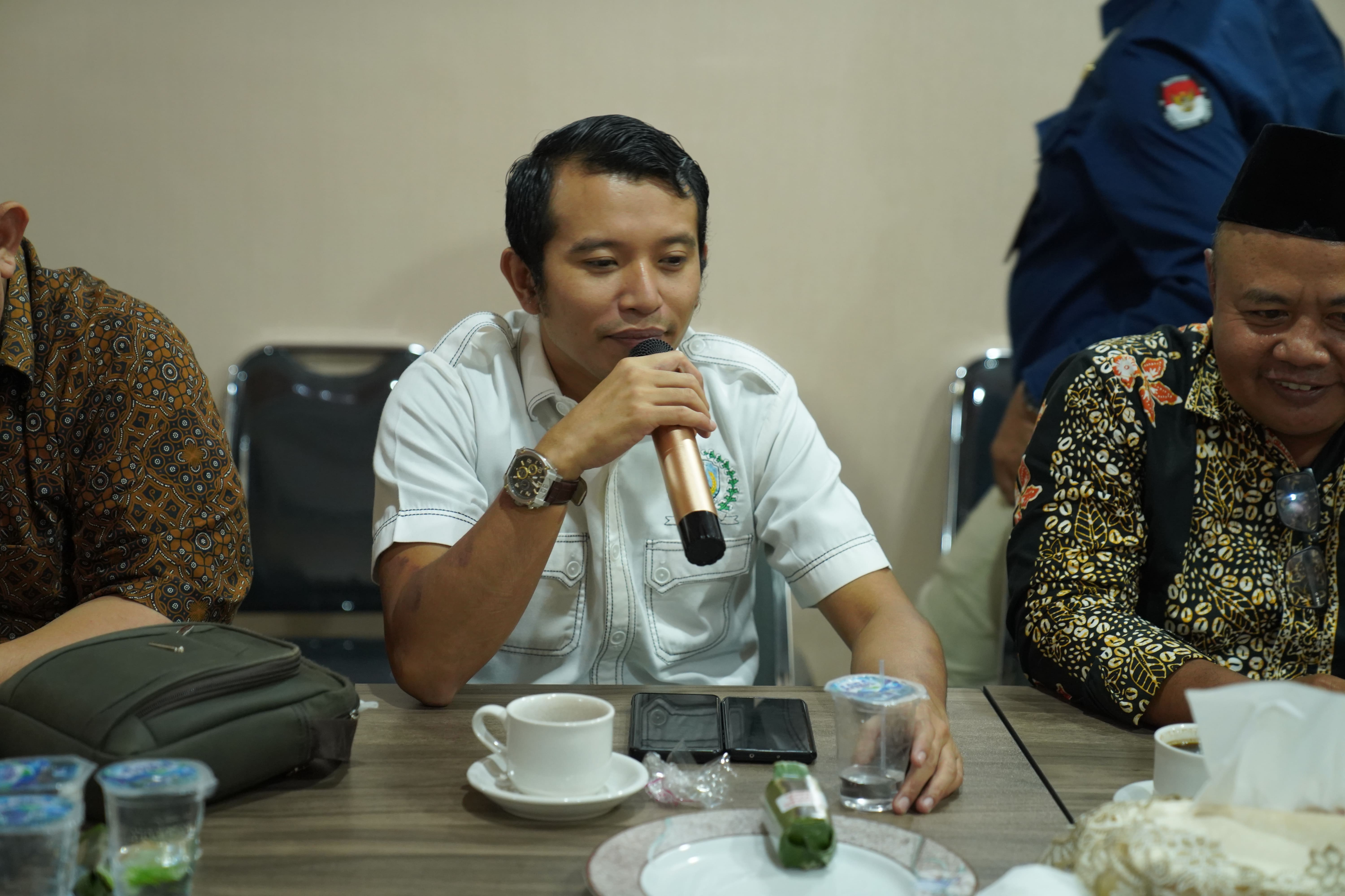 Ketua Komisi A DPRD Provinsi Jawa Timur Adam Rusydi memimpin kunjungan Komisi A DPRD Provinsi Jawa Timur ke Komisi Pemilihan Umum (KPU) Kabupaten Sidoarjo.