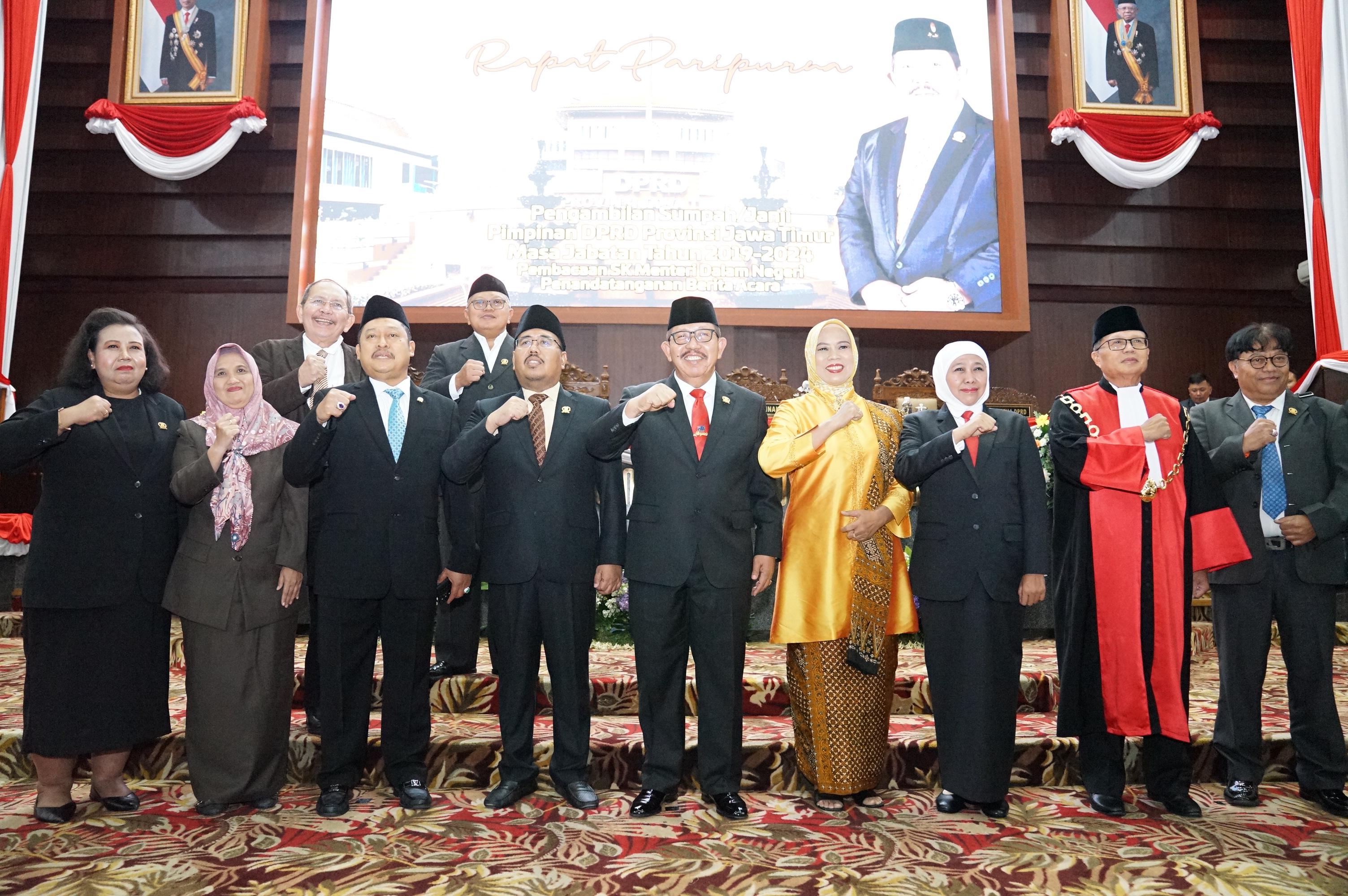 Mayjen TNI (Purn) Estu Hari Subagio (tengah) saat dilantik menjadi wakil ketua DPRD Jatim