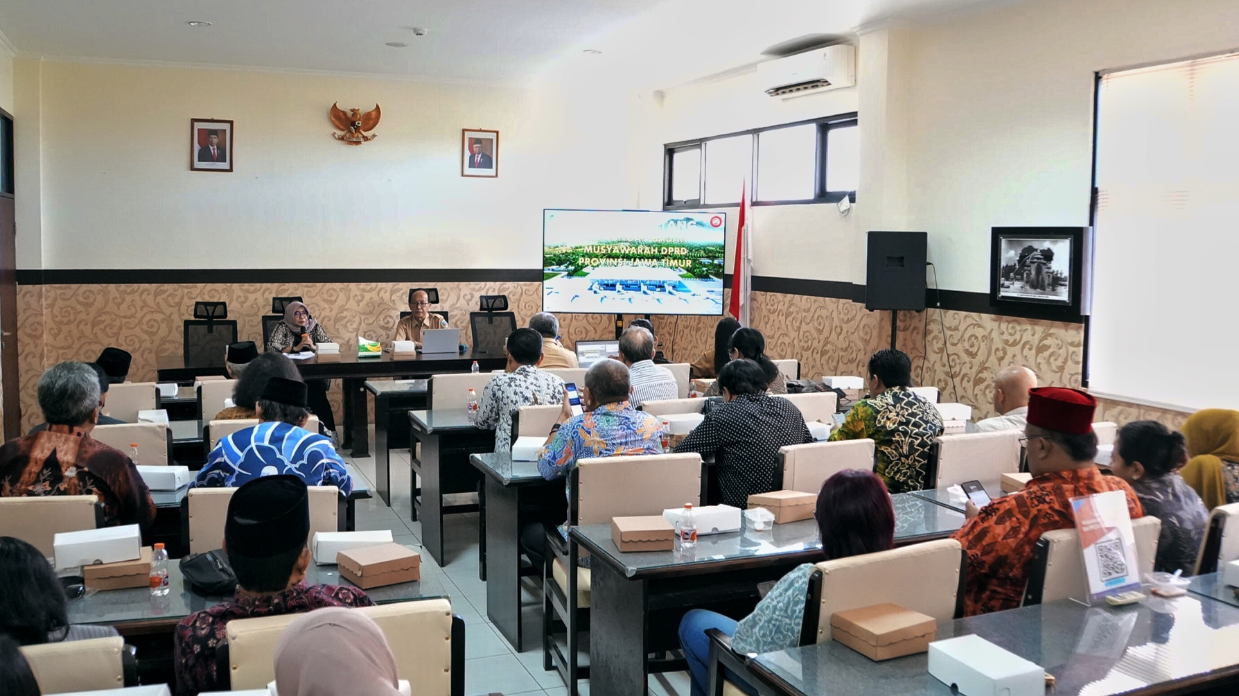 Anggota Badan Musyawarah (Banmus) DPRD Provinsi Jawa Timur Anik Maslachah menekankan pentingnya singkronisasi arah kebijakan sebagai upaya optimalisasi realisasi program pemerintah.