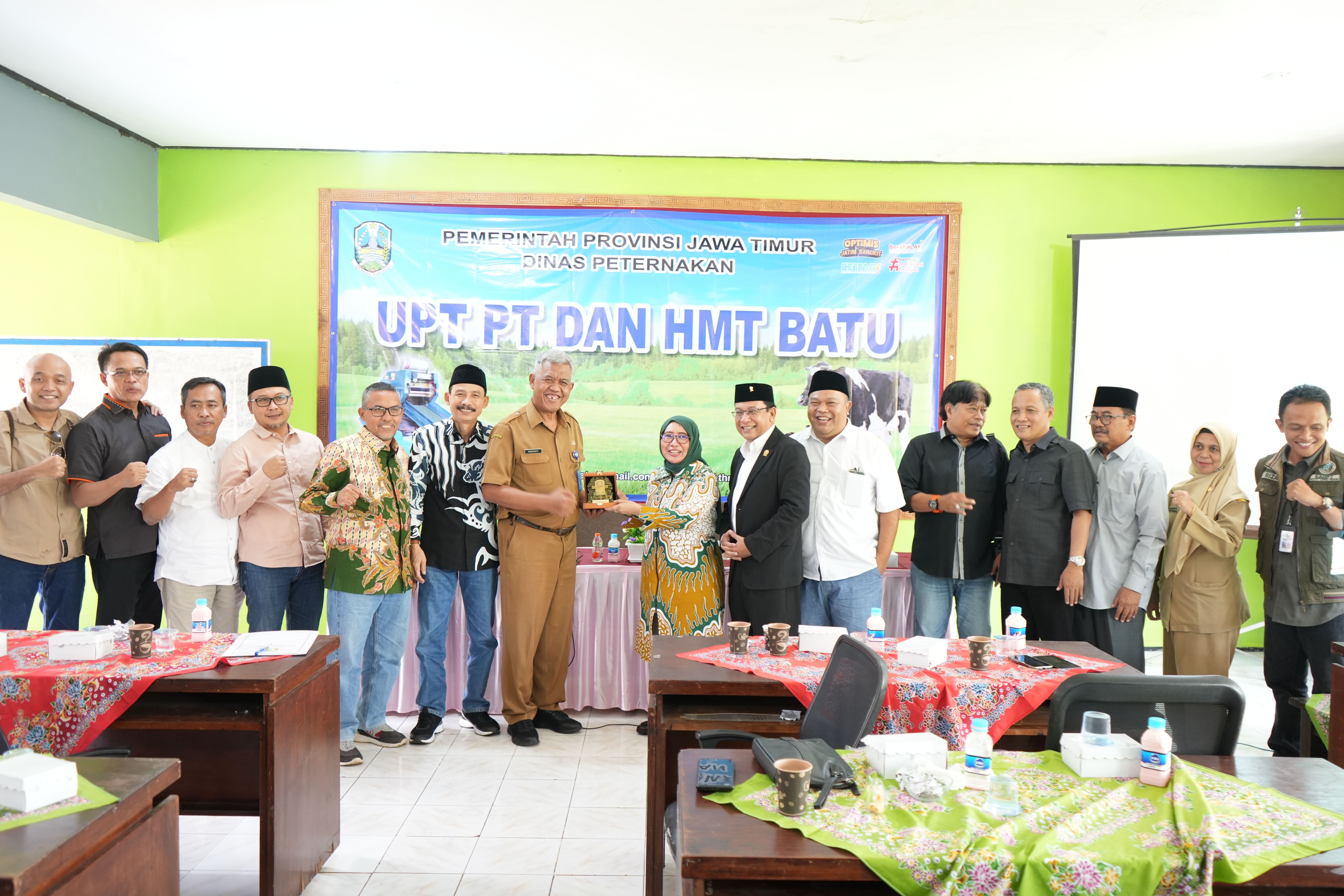 Wakil Ketua DPRD Provinsi Jawa Timur Anik Maslachah mengapresiasi capaian kinerja Unit Pelaksana Teknis Pembibitan Ternak dan Hijauan Makanan Ternak (UPT PT HMT) Batu.