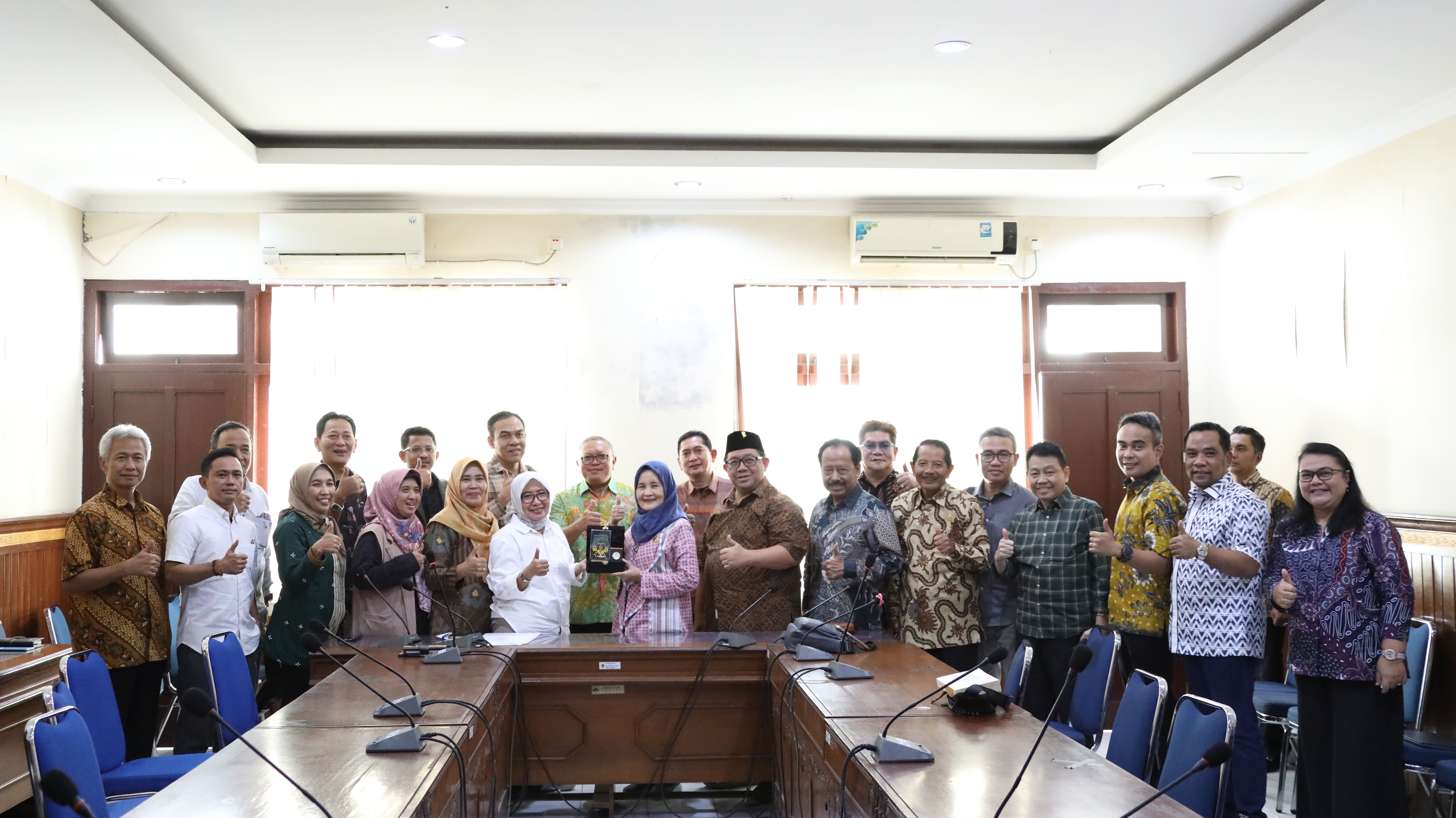 Wakil Ketua DPRD Provinsi Jawa Timur Anik Maslachah memimpin Kunjungan Kerja Badan Anggaran (Banggar) DPRD Provinsi Jawa Timur ke Dinas Pariwisata Daerah Istimewa Yogyakarta.