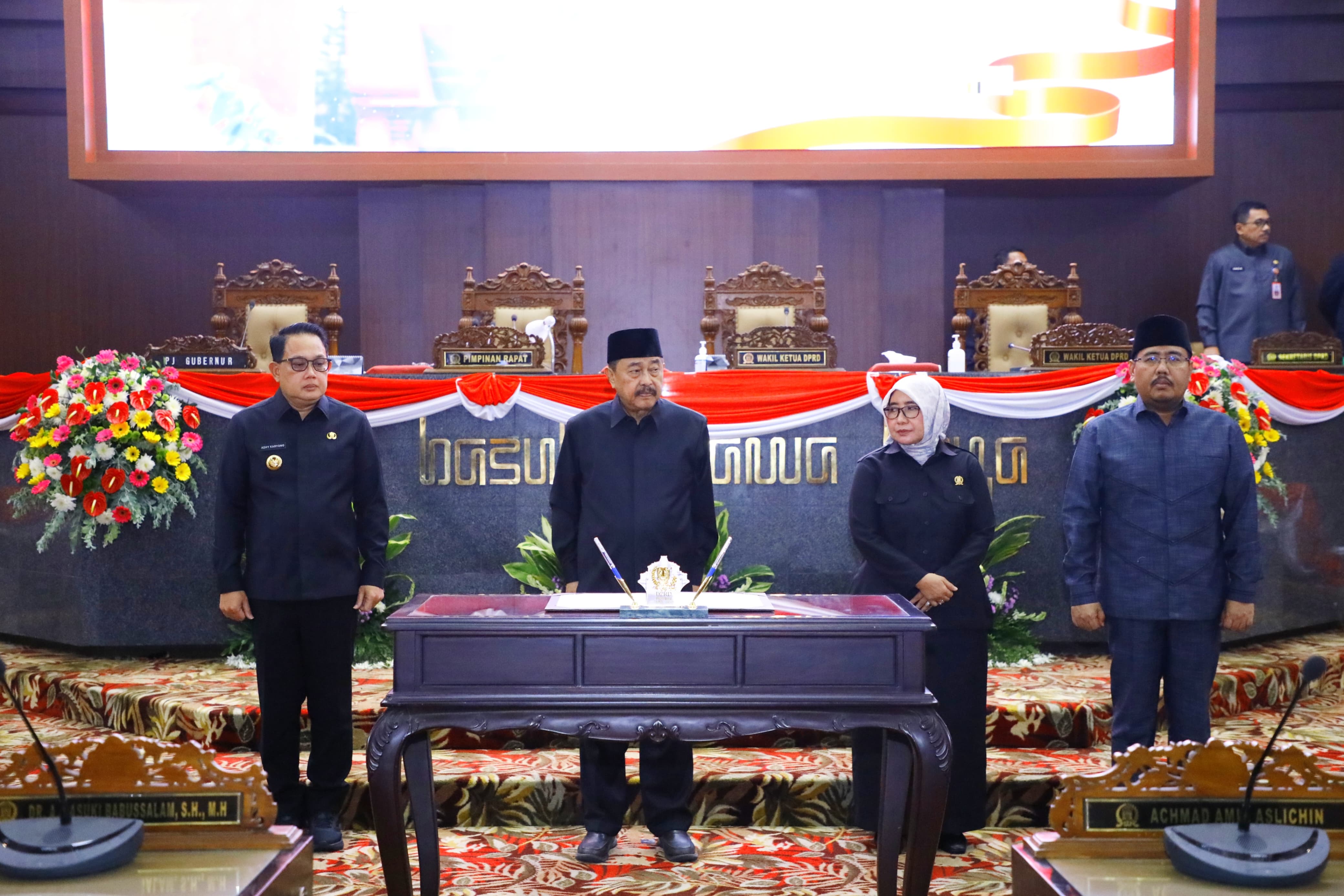 Pimpinan DPRD Jawa Timur dan PJ Gubernur Jatim