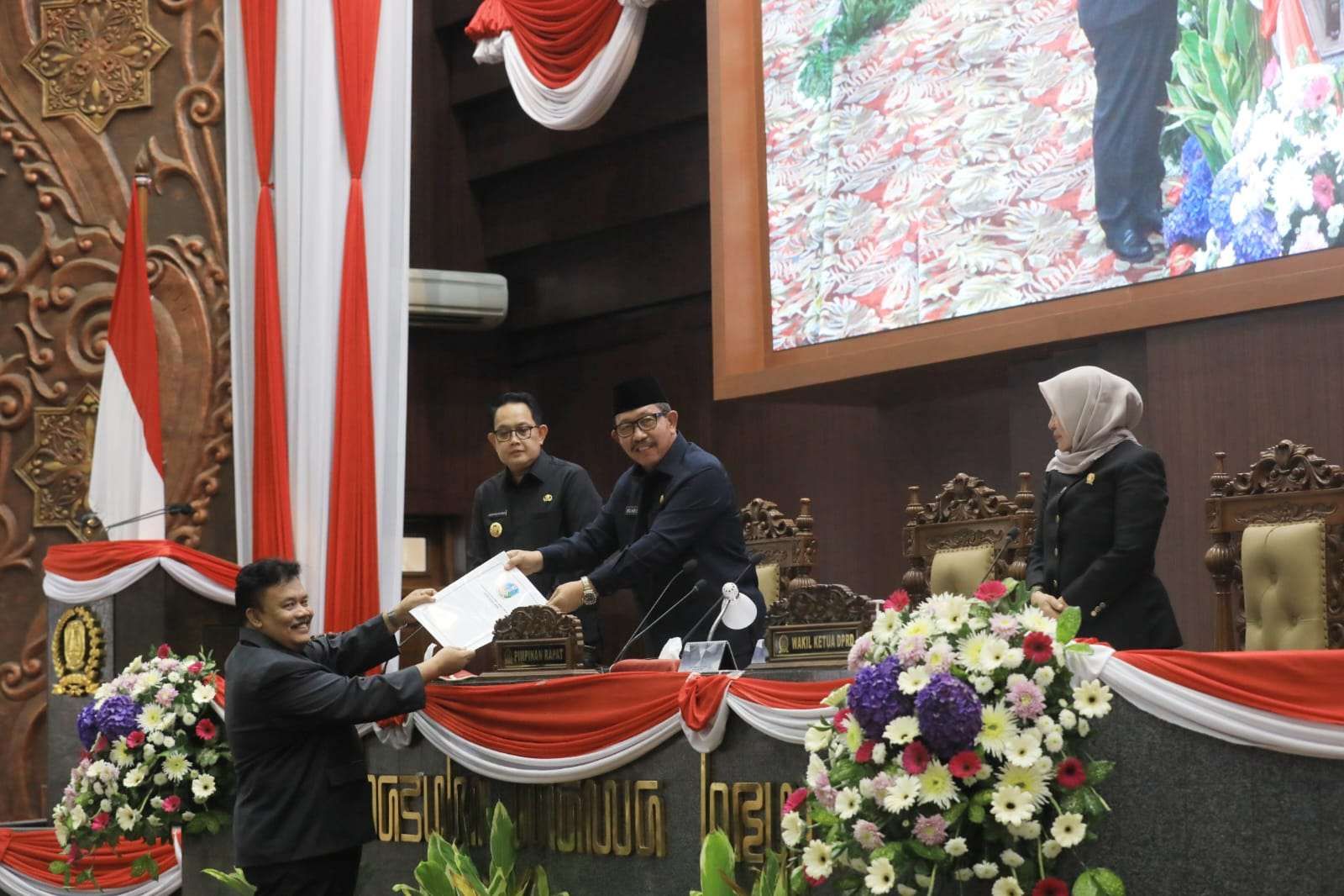 Juru bicara fraksi menyerahkan pemandangan umum Raperda RUED