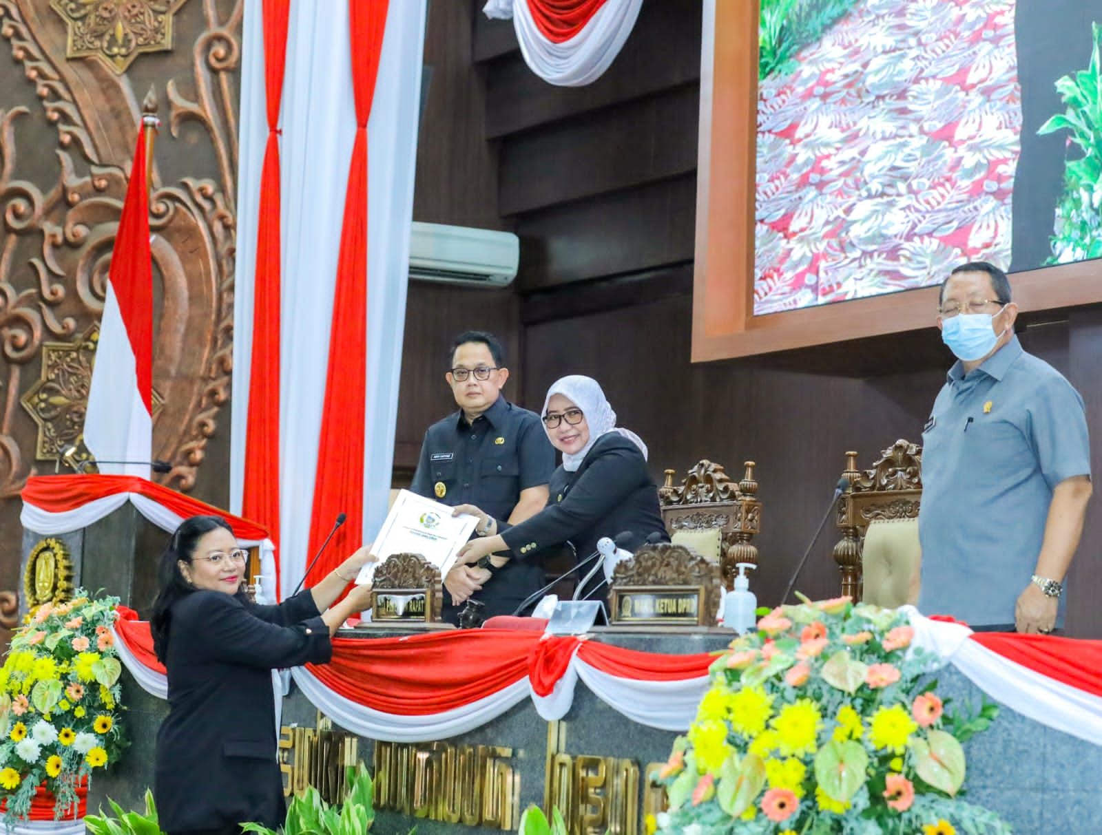 Juru bicara F-PDIP Agatha Retnosari saat memberikan pemandangan umum tentang LKPj Gubernur Jatim 2023