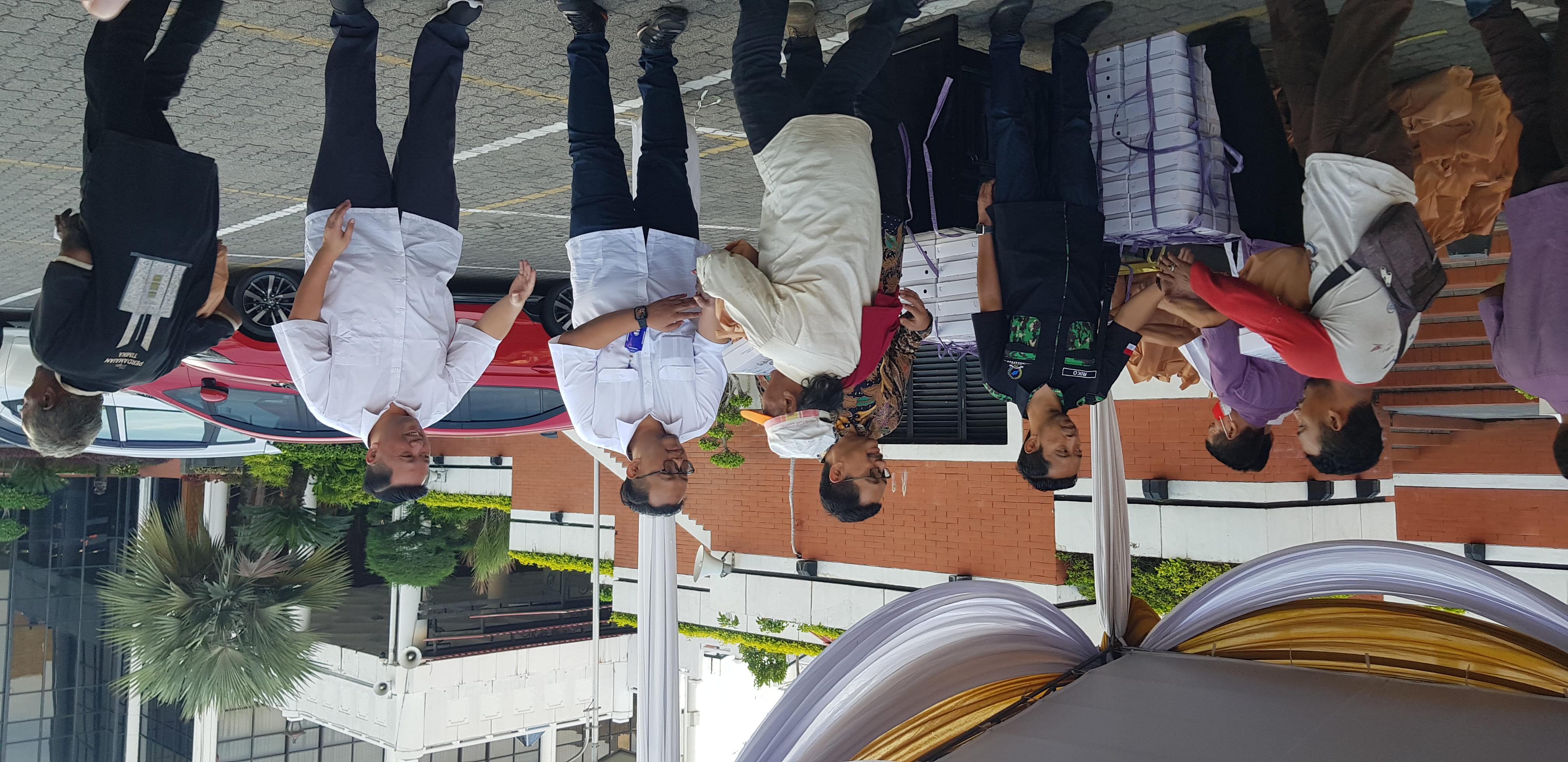 Sekwan DPRD Jatim Bagikan 150 Paket Sembako ke Warga