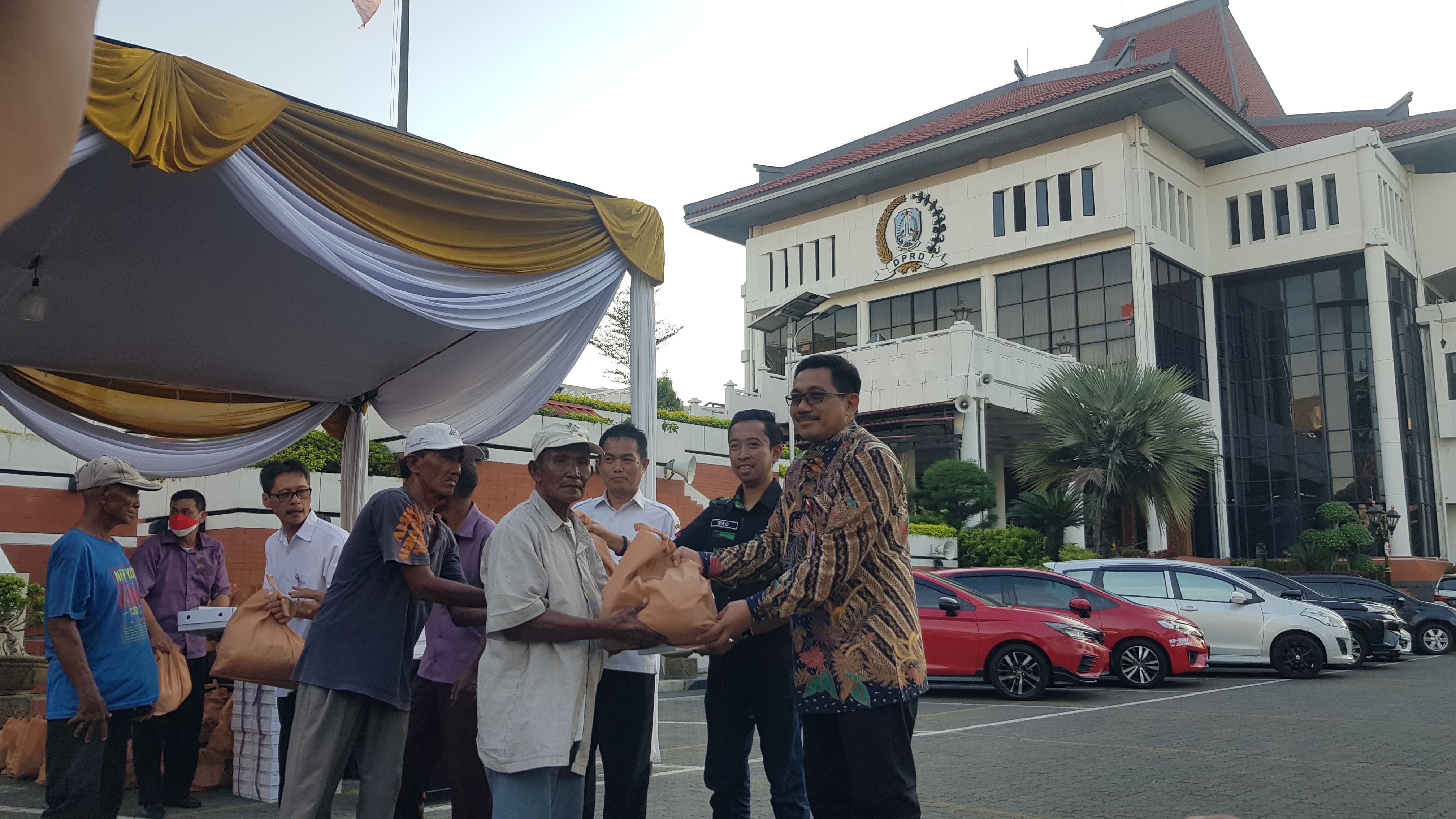 Tingkatkan Kesalehan Sosial, Sekretariat DPRD Jatim Gelar Takjil Berbagi Bingkisan