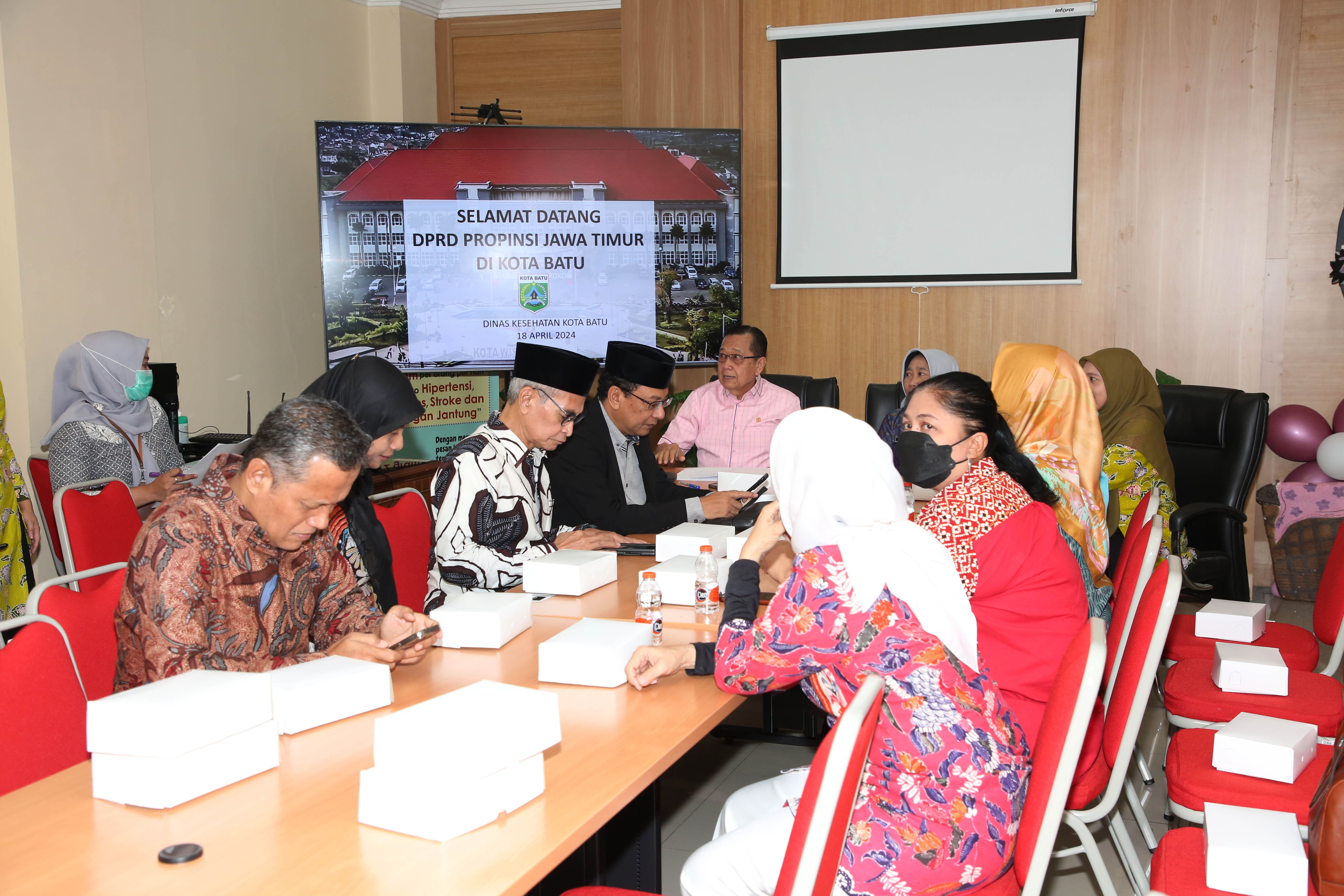 Ketua Badan Pembentukan Peraturan Daerah (Bapemperda) DPRD Provinsi Jawa Timur  Hasan Irsyad menindaklanjuti perkembangan pembuatan raperda Kawasan Tanpa Rokok (KTR).