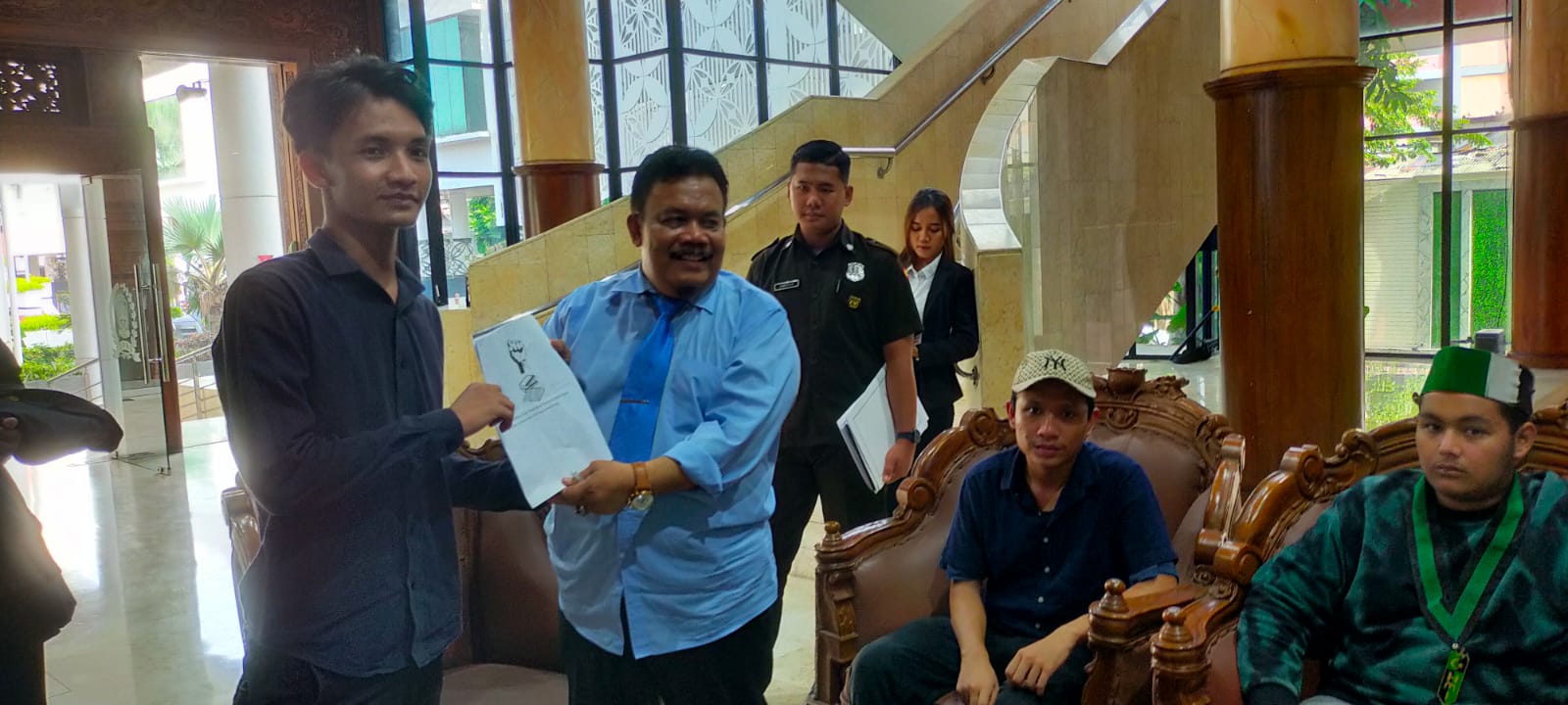 Rosidi anggota Komisi E DPRD Jatim yang menerima audensi perwakian HMI UPN Jatim