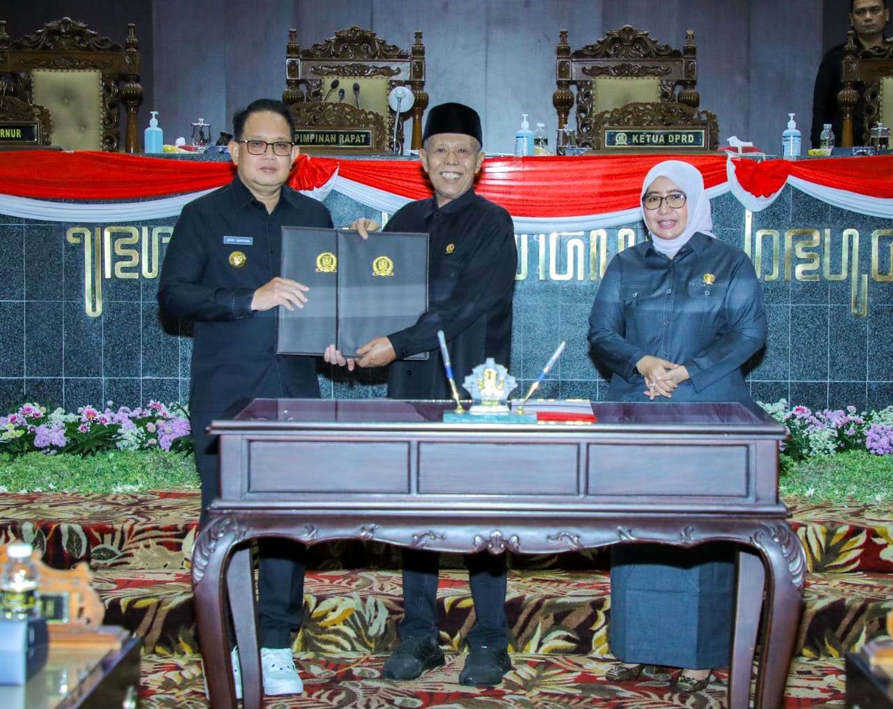 Pj Gubernur Jatim susai melakukan penandatangan bersama Ketua DPRD Jatim Kusnadi didampingi Wakil Ketua DPRD Jatim Anik Maslachah