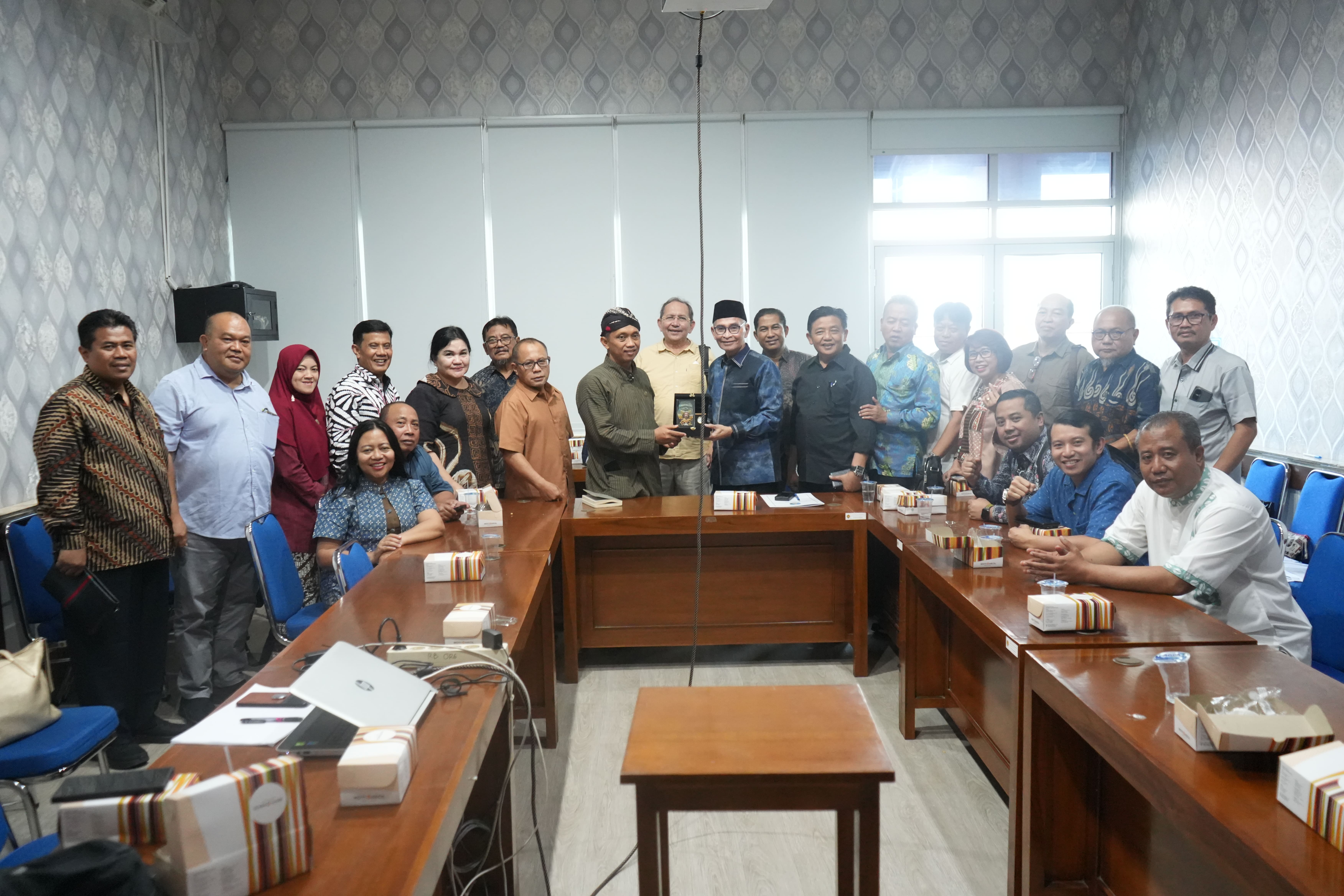 Anggota Badan Musyawarah (Banmus) DPRD Provinsi Jawa timur Muzammil Syafi’i memimpin Kunjungan Kerja Banmus DPRD Provinsi Jawa Timur ke Biro Organisasi Sekretariat Daerah Provinsi Daerah Istimewa Yogyakarta (DIY).