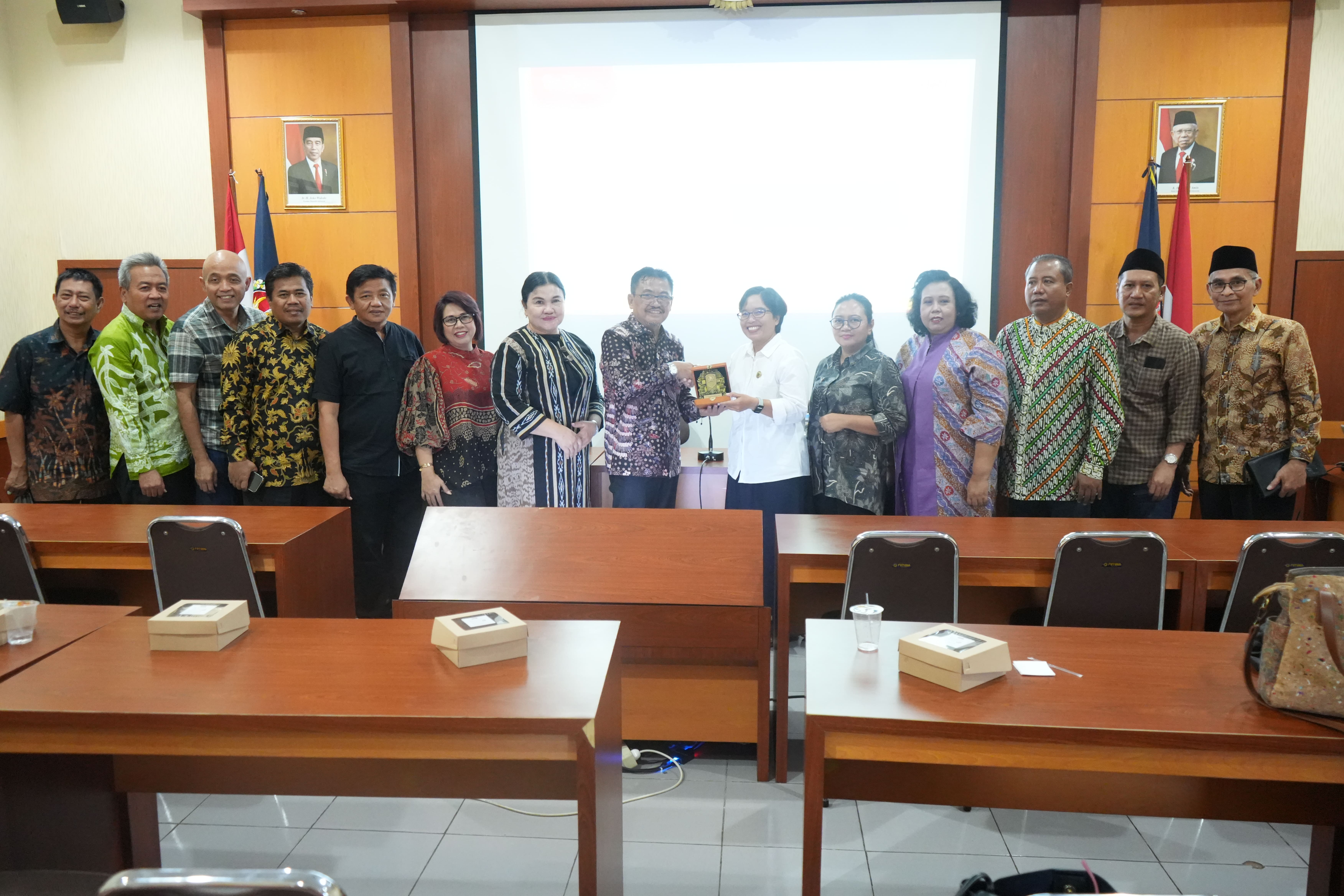 Anggota Badan Musyawarah (Bamus) DPRD Provinsi Jawa Timur Noer Soetjipto melakukan sharing diskusi terkait kebijakan-kebijakan Pemprov dalam Kunjungan Kerja Bamus DPRD Provinsi Jawa Timur ke BPKA dan Biro Tata Pemprov DIY.