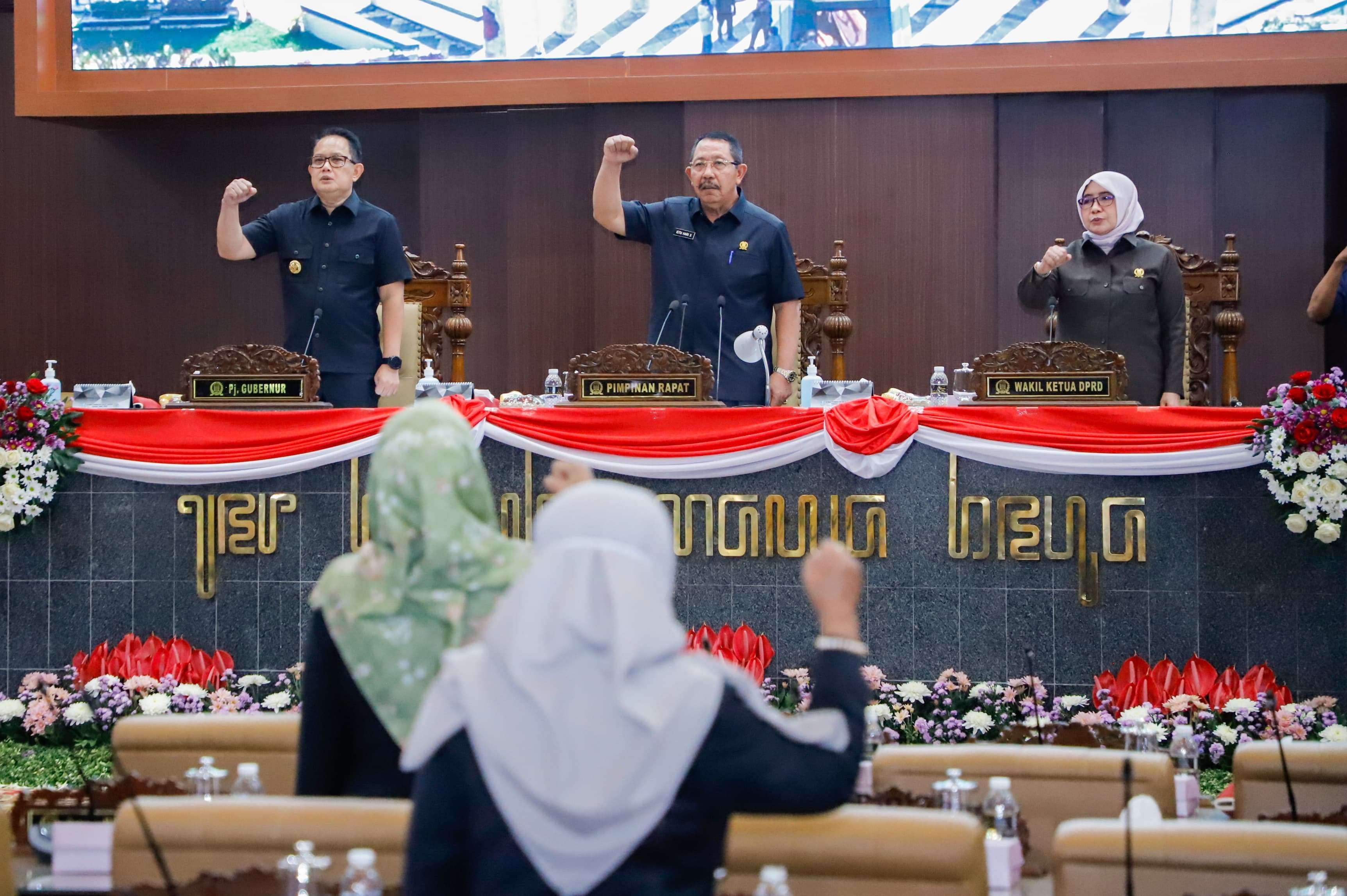 Penjabat (Pj) Gubernur Jawa Timur Adhy Karyono menghadiri rapat paripurna