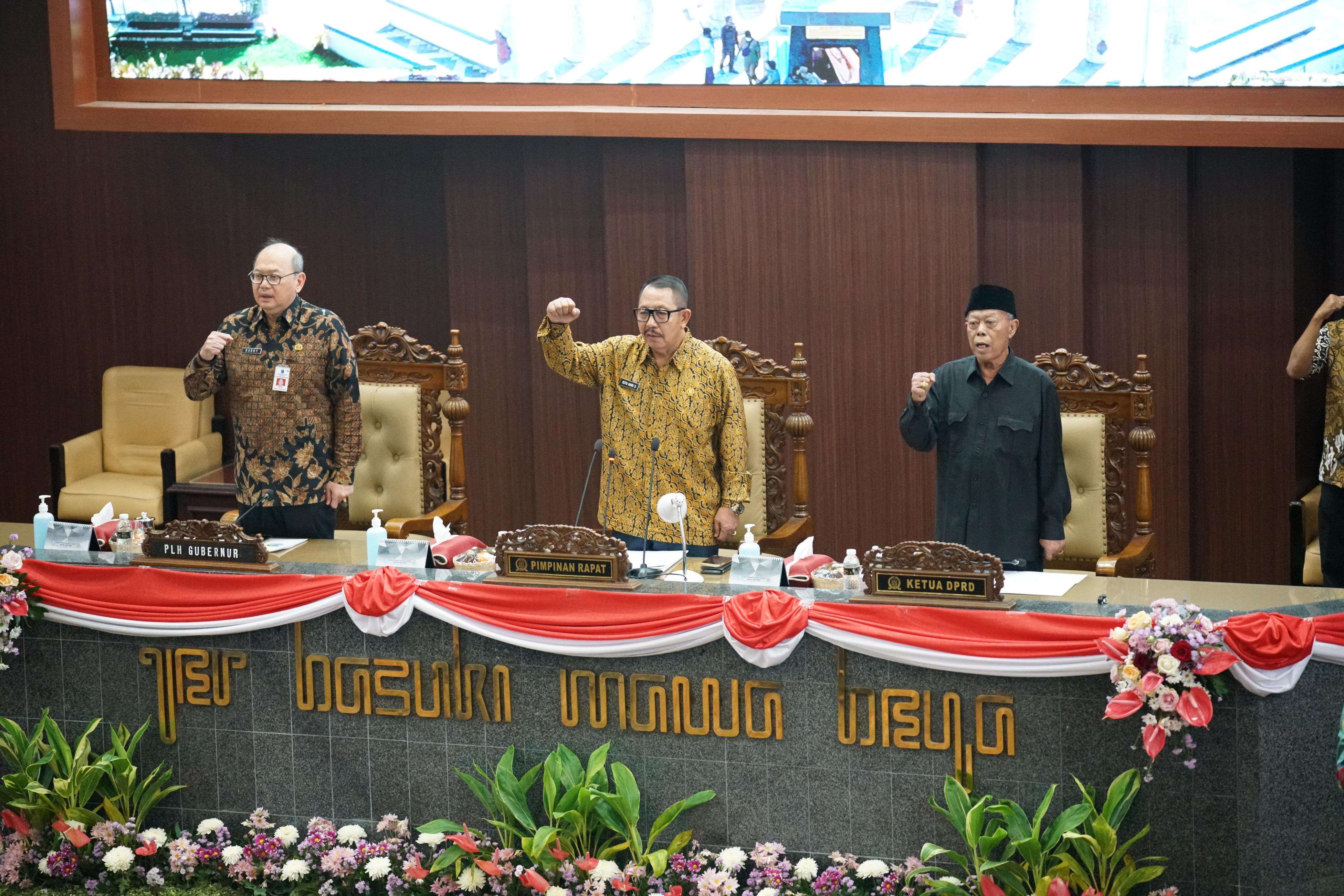 Plh Gubernur Jatim Bobby Soemiarsono saat menghadiri rapat paripurna