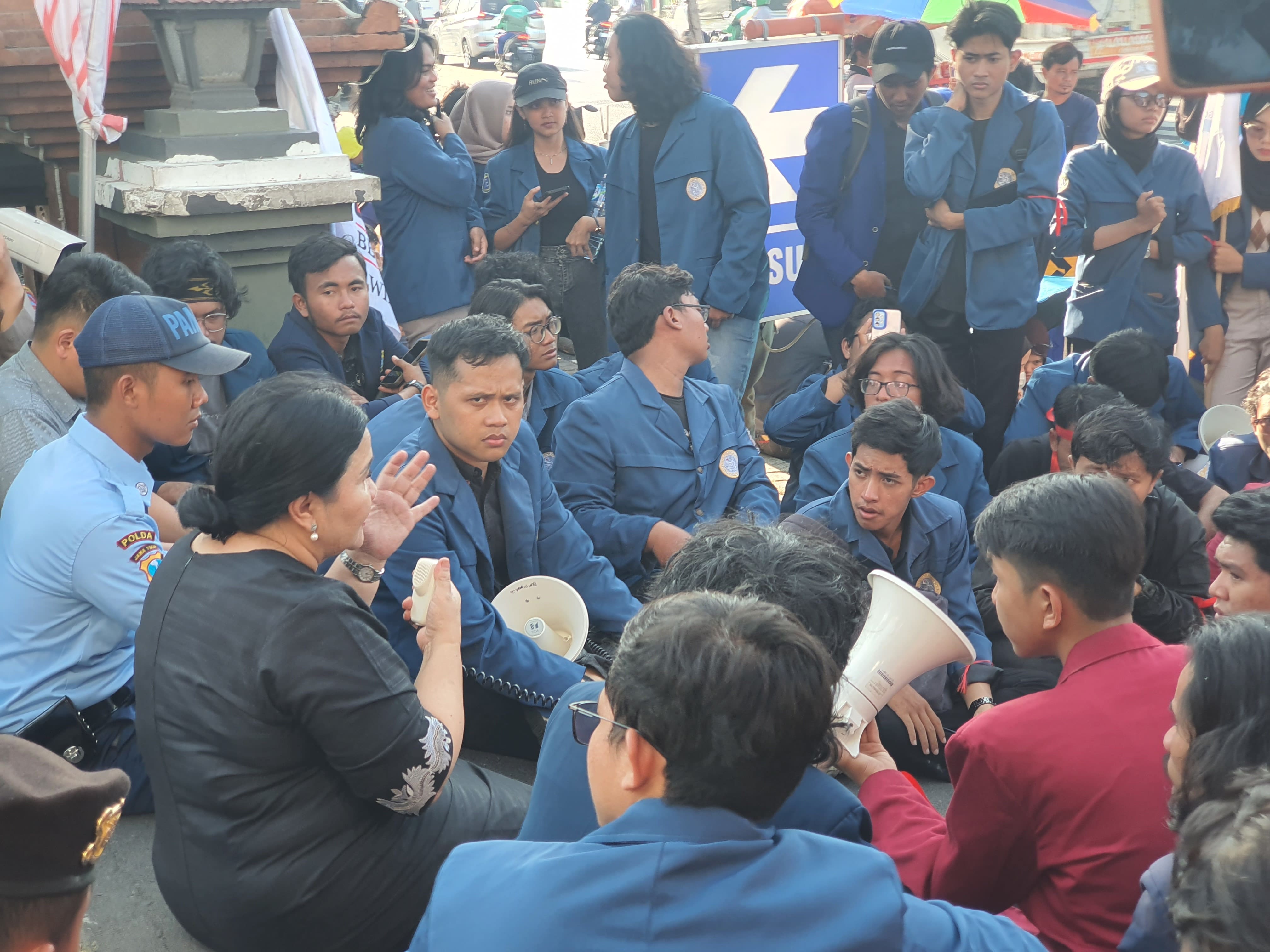 Hari Puteri Lestari anggota Komisi A DPRD Jatim saat menemui massa aksi