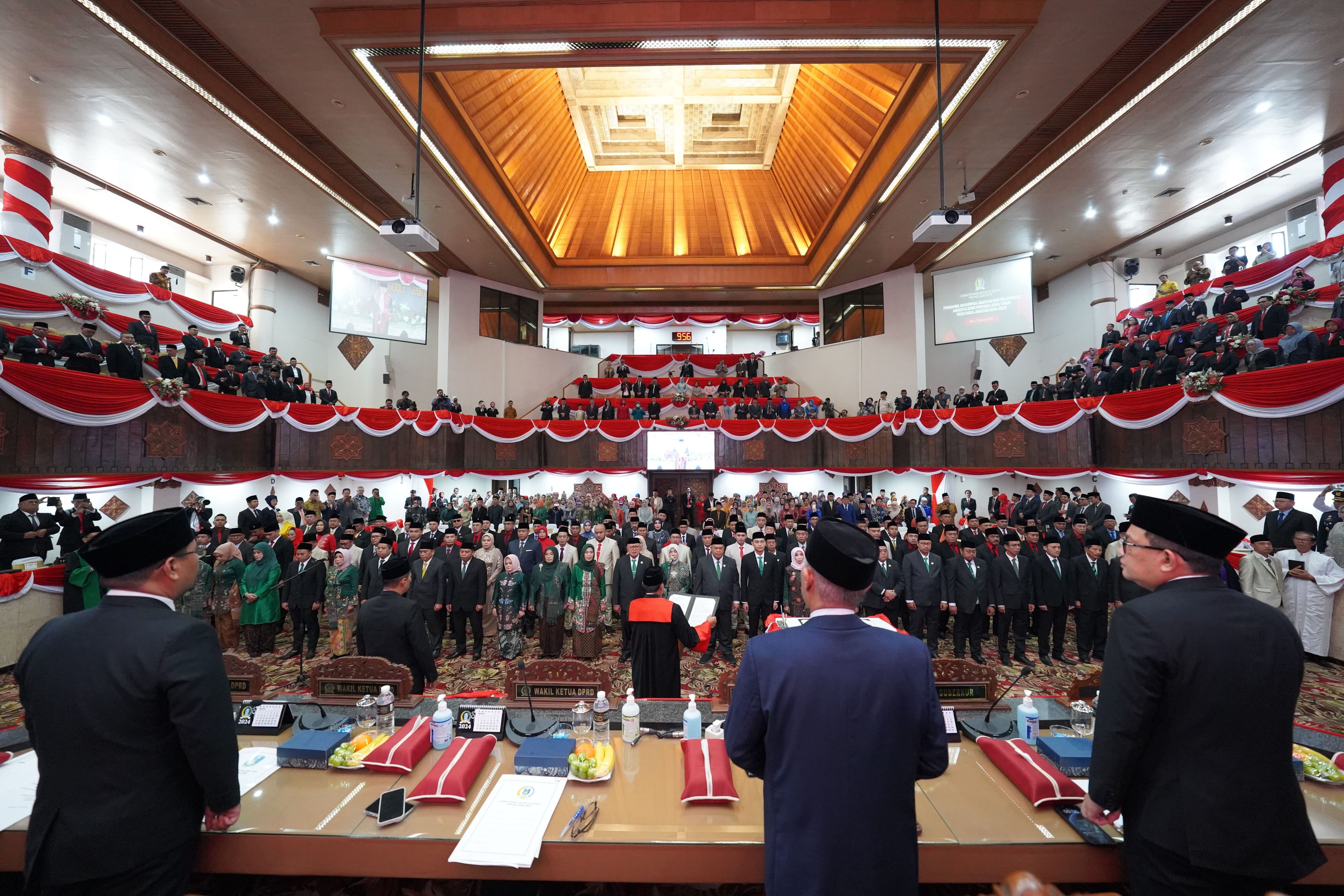 120 Anggota DPRD Jatim Periode 2024-2029 Resmi Dilantik