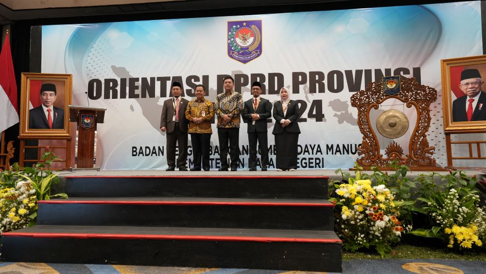 Pimpinan sementara DPRD Jatim, Anik Maslachah (kanan)