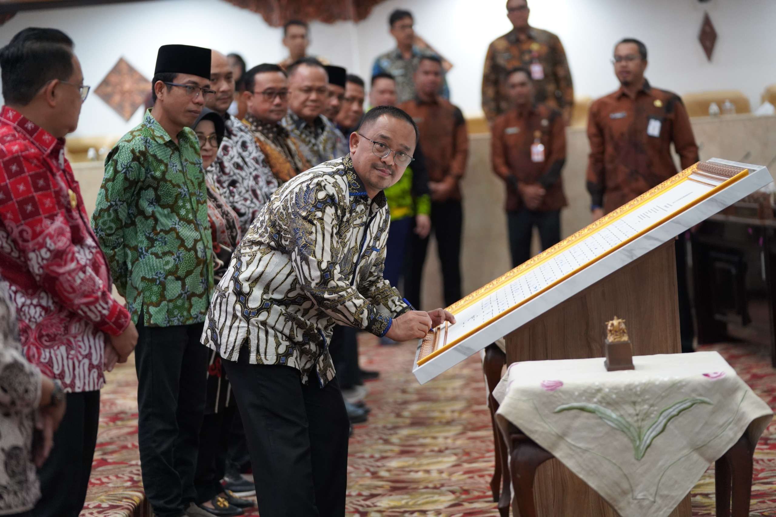 Deputi Bidang Koordinasi dan Supervisi KPK RI Didik Agung Widjanarko saat menandatangani komitmen antikorupsi