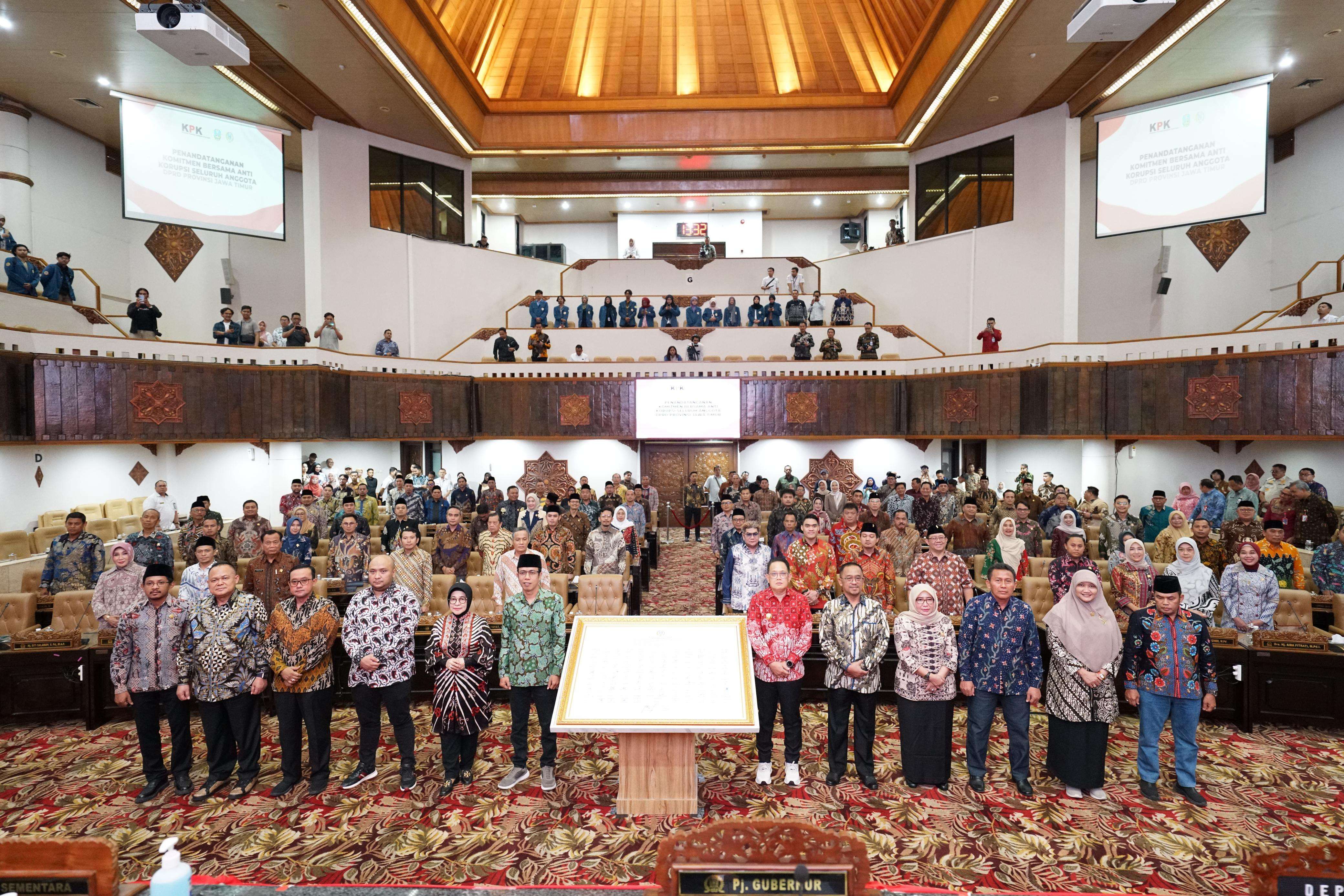 Anggota DPRD Jatim Terpilih Teken Komitmen Bersama Antikorupsi