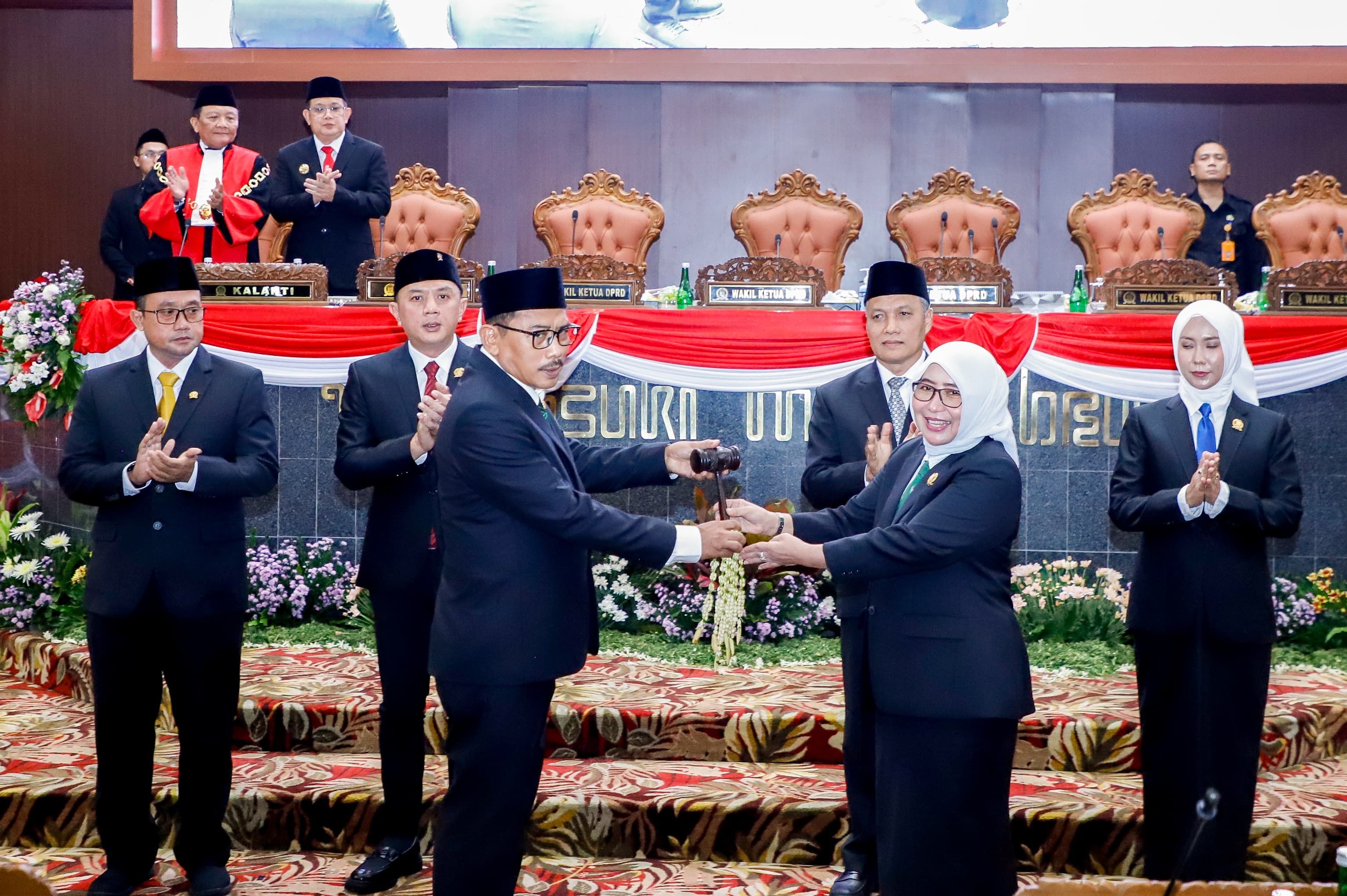 Proses serah terima palu sidang paripurna oleh pimpinan dewan sementara kepada pimpinan dewan terpilih
