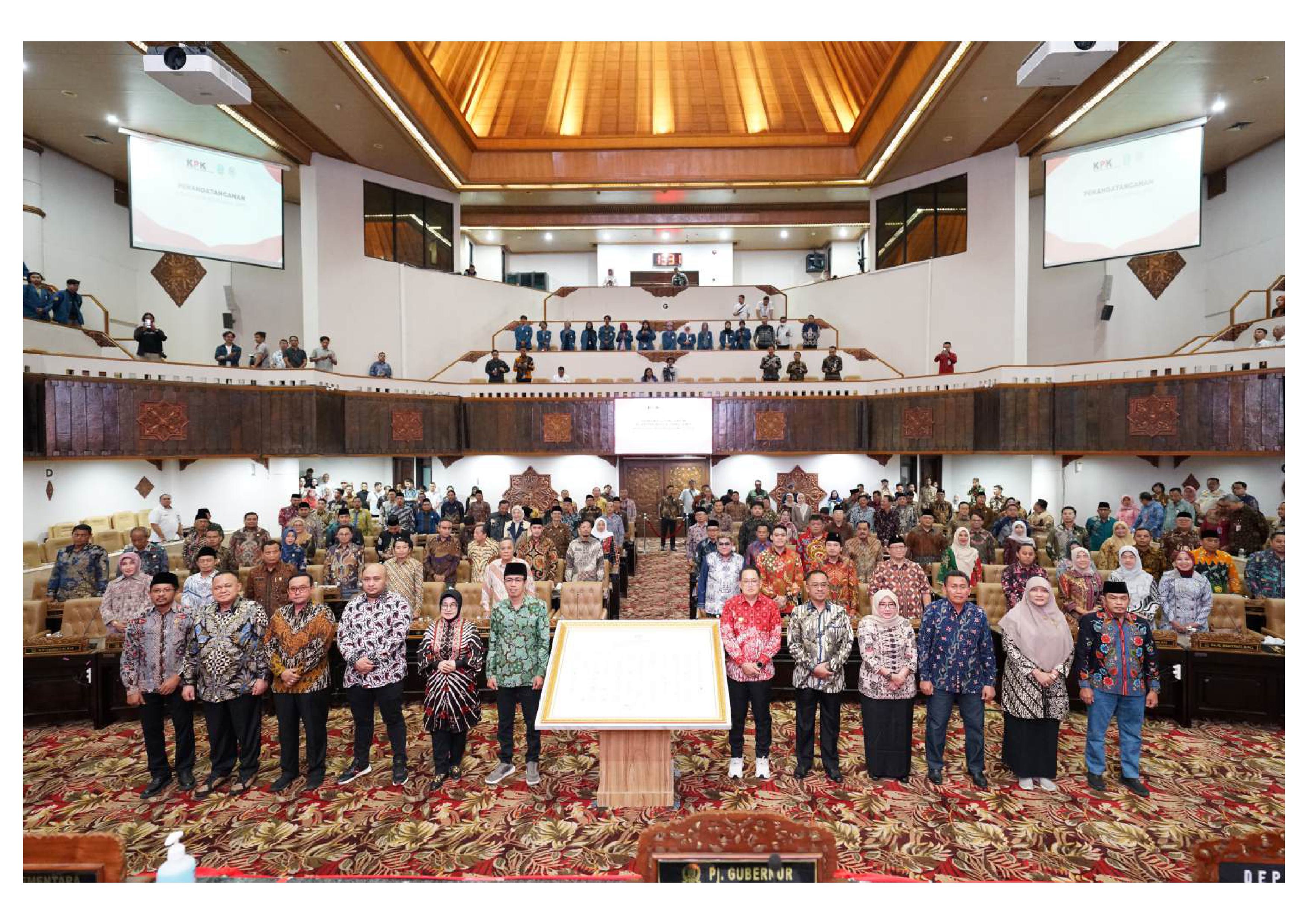 120 Anggota DPRD Jatim Teken Komitmen Anti Korupsi di Depan Perwakilan KPK