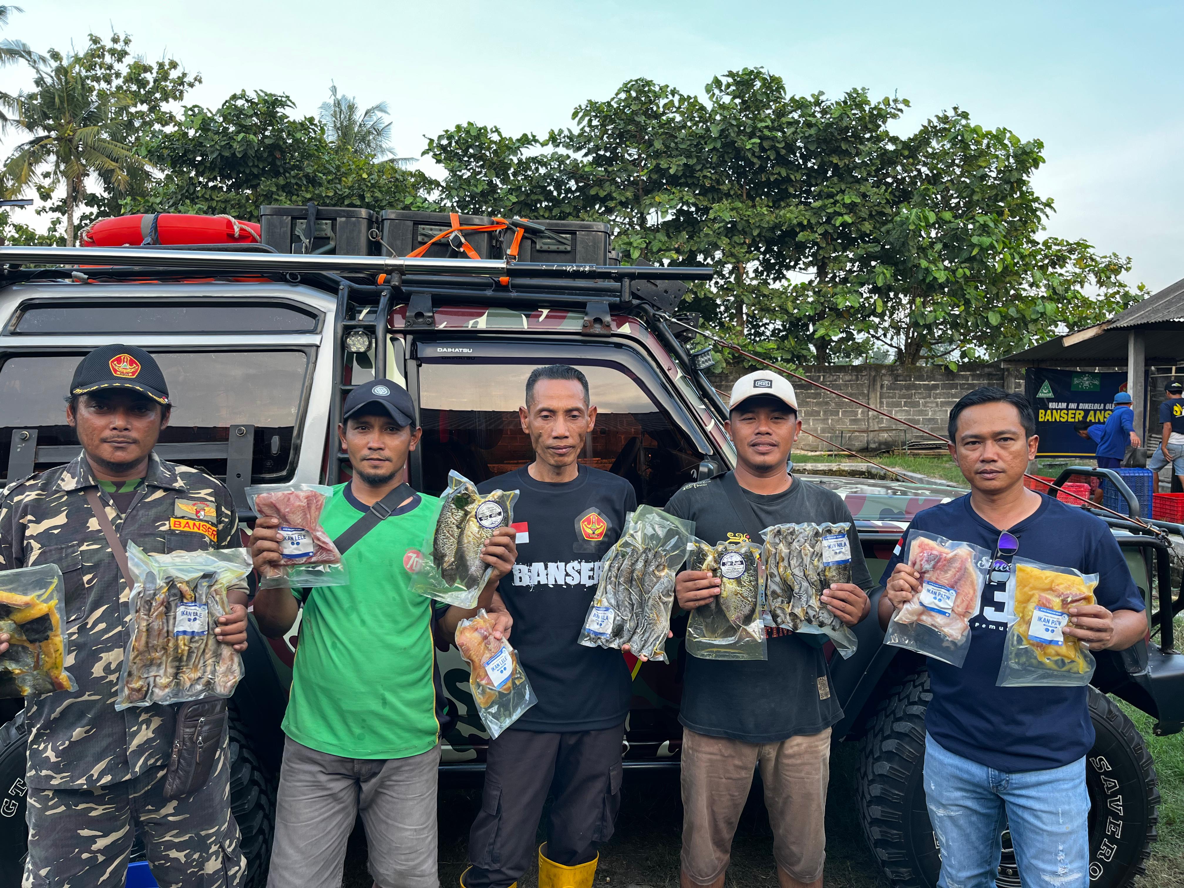 Anggota Komisi B DPRD Jatim, H. Deni Prasetya (kanan) menunjukkan produk olahan ikan