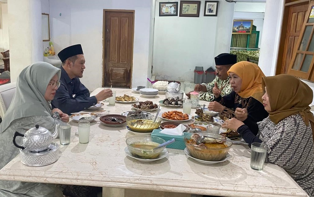 DR Iwan Zunaih Menjamu Kunjungan Gubernur Jatim Terpilih Khofifah Indar  di  PP Sunan Drajat Lamongan