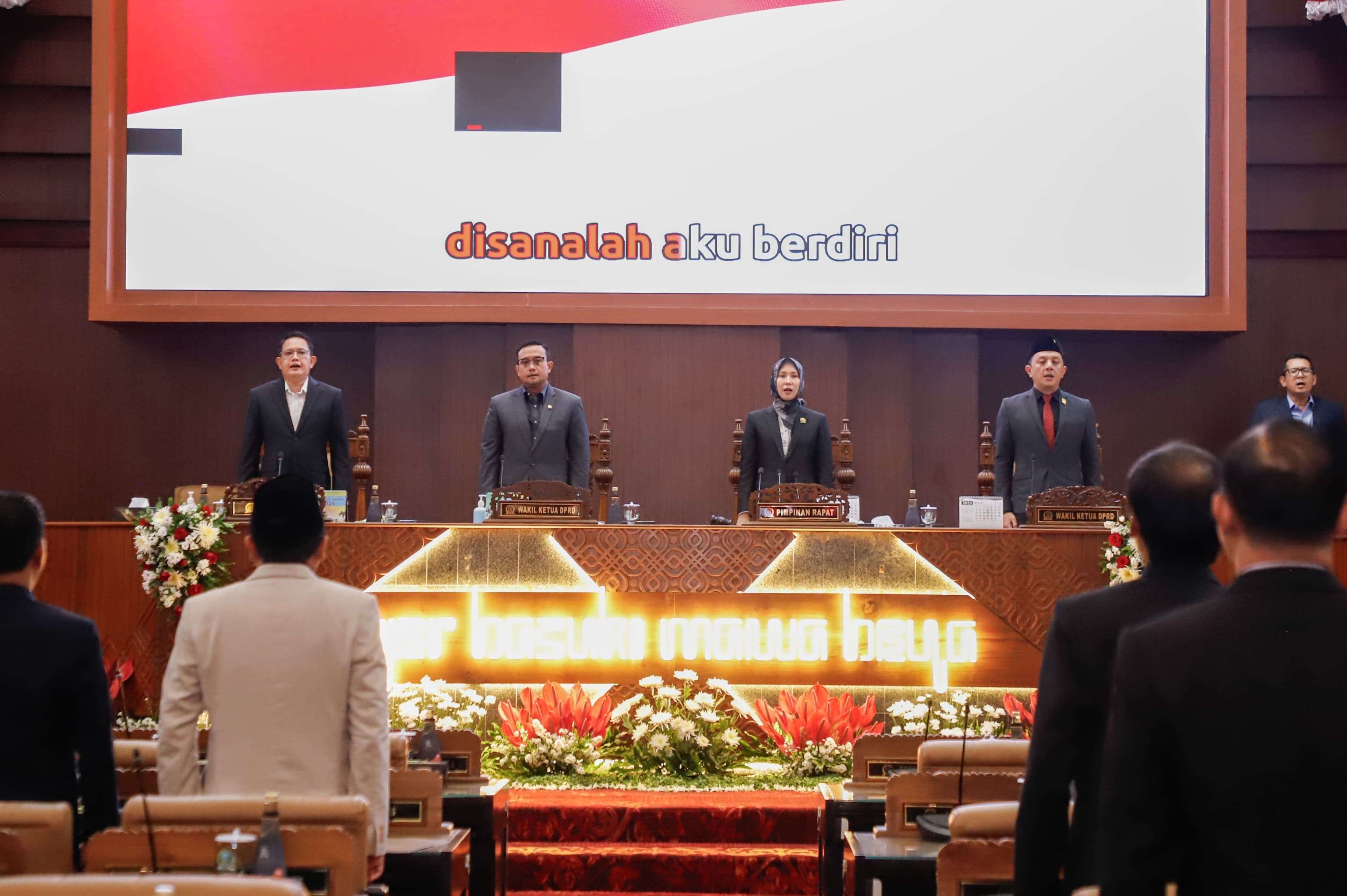 Pj Gubernur Jatim saat menghadiri rapat paripurna