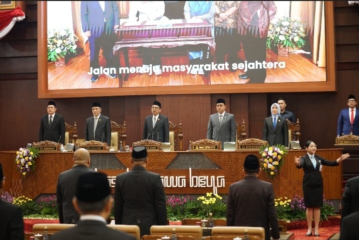 Musyafak Rouf saat memimpin rapat paripurna di DPRD Jatim.