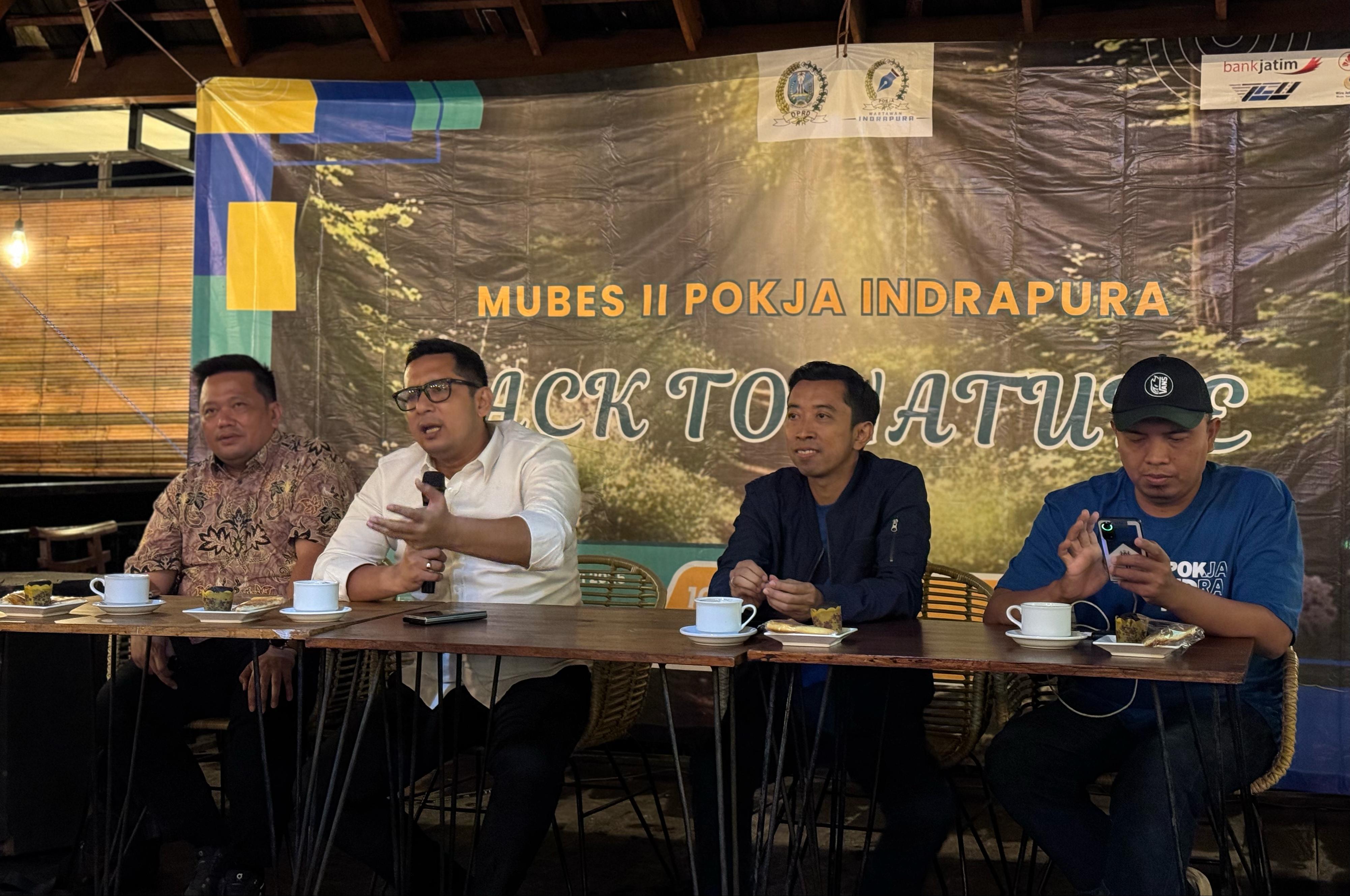 Sekretaris DPRD Jawa Timur Ali Kuncoro didampingi Aulia Kabag Umum Sekretaris DPRD Jawa Timur