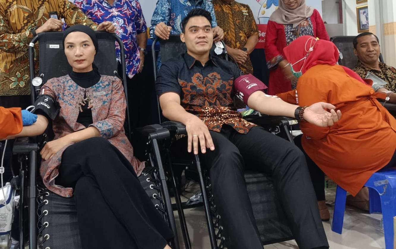 Anggota Komisi E DPRD Jatim Cahyo Harjo Prakoso saat donor darah