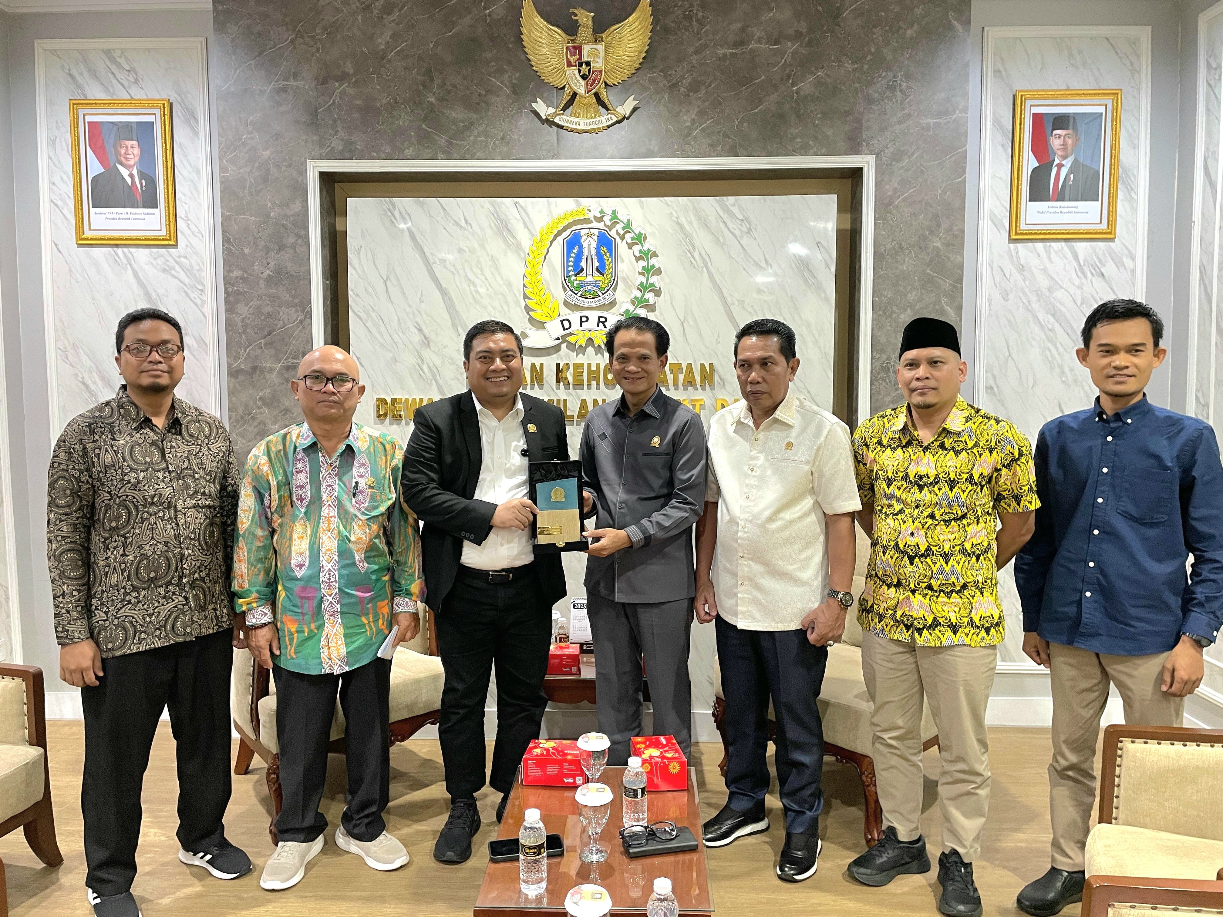 Diskusi terkait Kode Etik dan penguatan peran legislatif, BK DPRD Kalimantan Timur temui BK DPRD Jatim