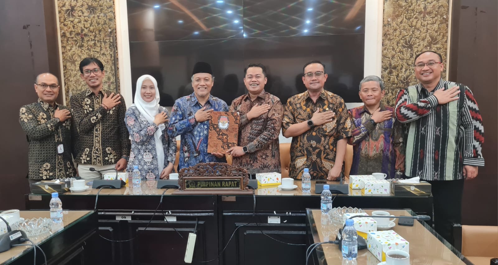 Terima Surat Keputusan Penetapan Gubernur-Wakil Gubernur Jatim, DPRD Jatim akan tindak lanjuti dengan menggelar Rapat Paripurna