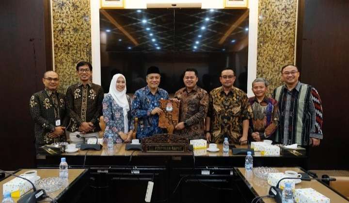 KPU Jatim Serahkan Surat Pengusulan Pengesahan Gubernur Terpilih