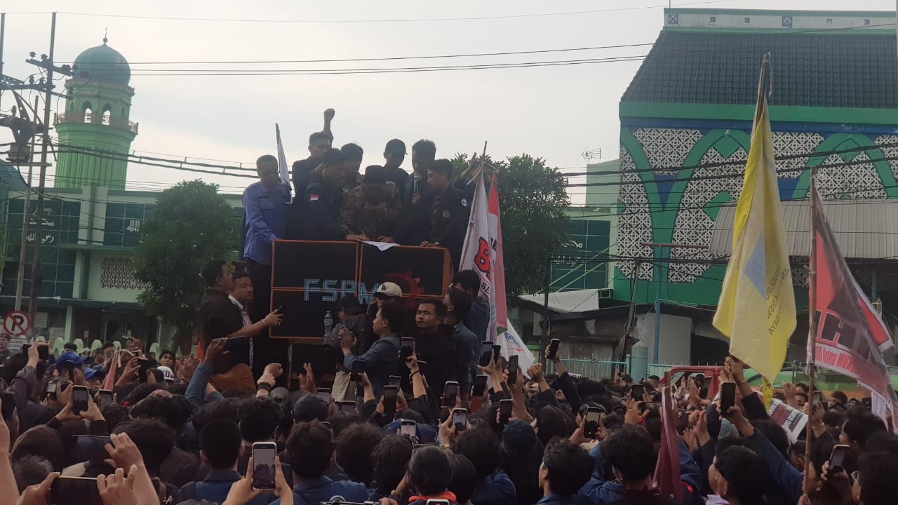 Demo Mahasiswa Tolak Efisiensi Anggaran Pendidikan dan Program MBG di Jatim, Berakhir Ricuh