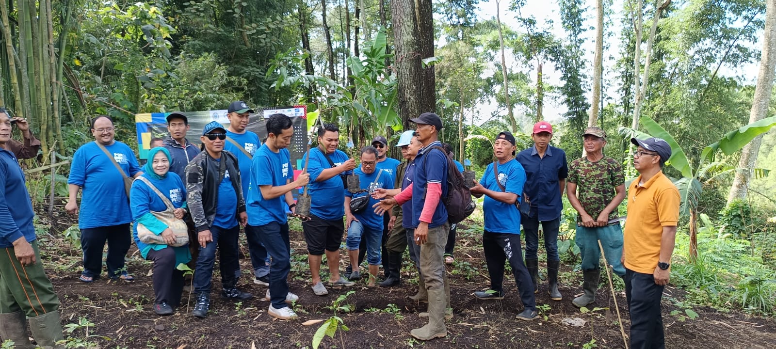 Back to Nature, Pokja Indrapura Tanam Pohon Bersama Warga Lereng Bukit Toyomarto Singosari