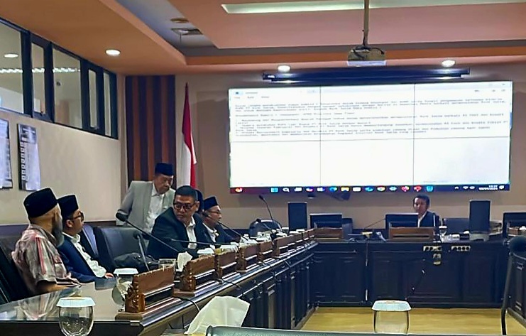 Komisi C saat menggelar rapat