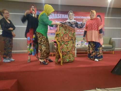 *Ketua Komisi E DPRD Jatim Jadi Model Dadakan Saat Peringati Hari Kartini*