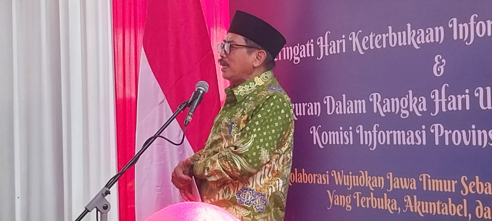 Ketua DPRD Jawa Timur Musafak Rouf bersama ketua PWI Jatim, komisioner KPID Jatim dan Kadis Kominfo Jawa Timur menghadiri hari ulang tahun KI ke 15.