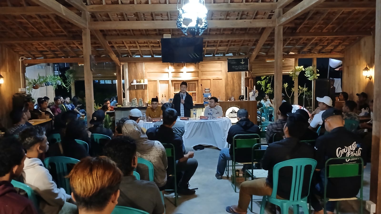 Ketua Komisi A DPRD Jawa Timur, Dedi Irwansa saat menggelar sarasehan di Limasan Kopi, Sidoarjo