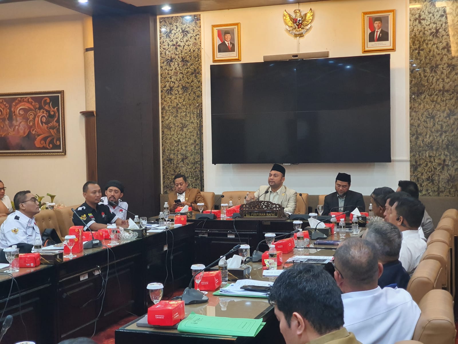 Front Driver Online (FRONTAL) Jawa Timur menggelar audensi dengan Komisi D DPRD Jatim