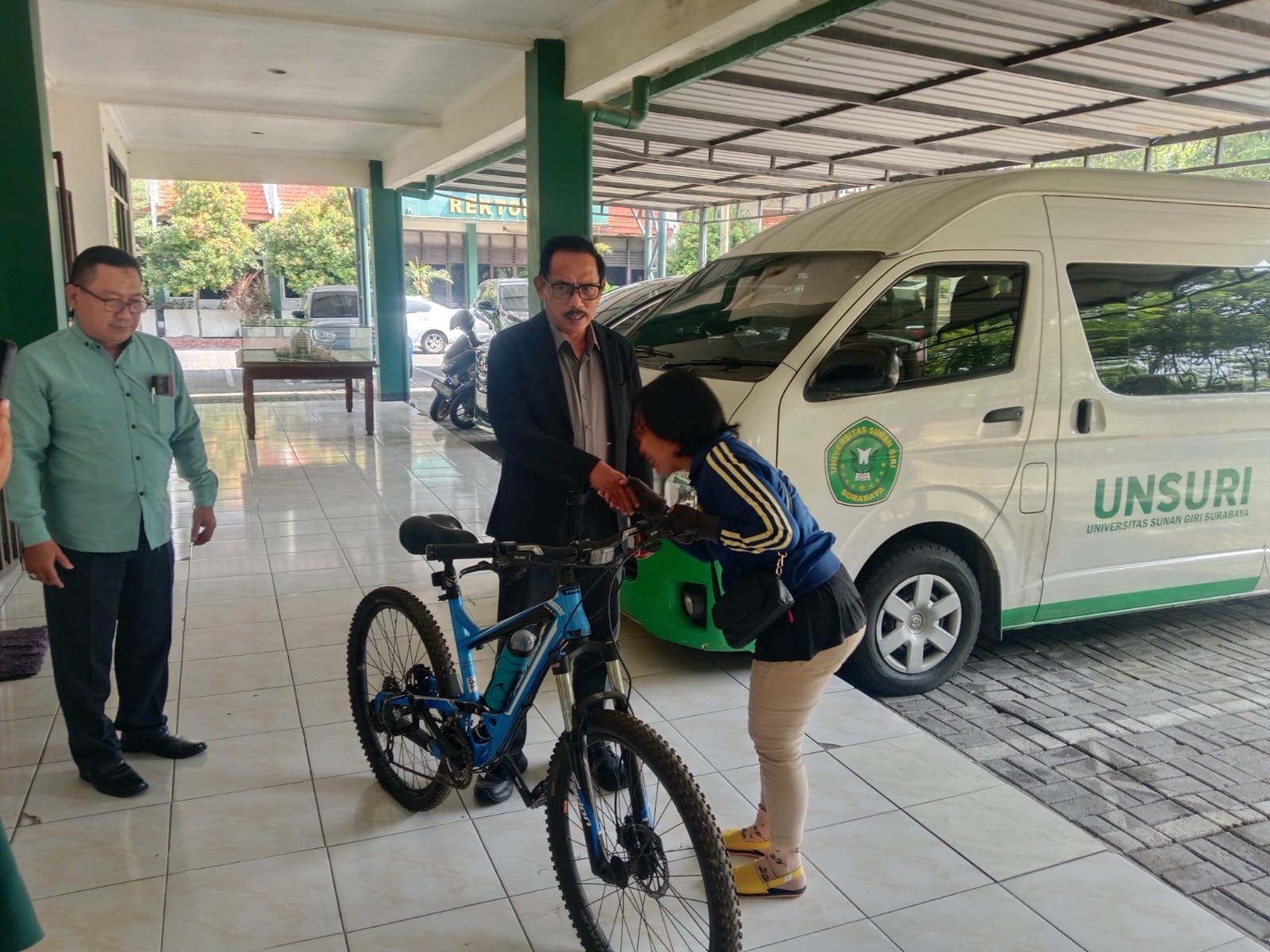 Ketua DPRD Provinsi Jatim Hadiahkan Satu Unit Sepeda untuk Warga Dinoyo Tengah