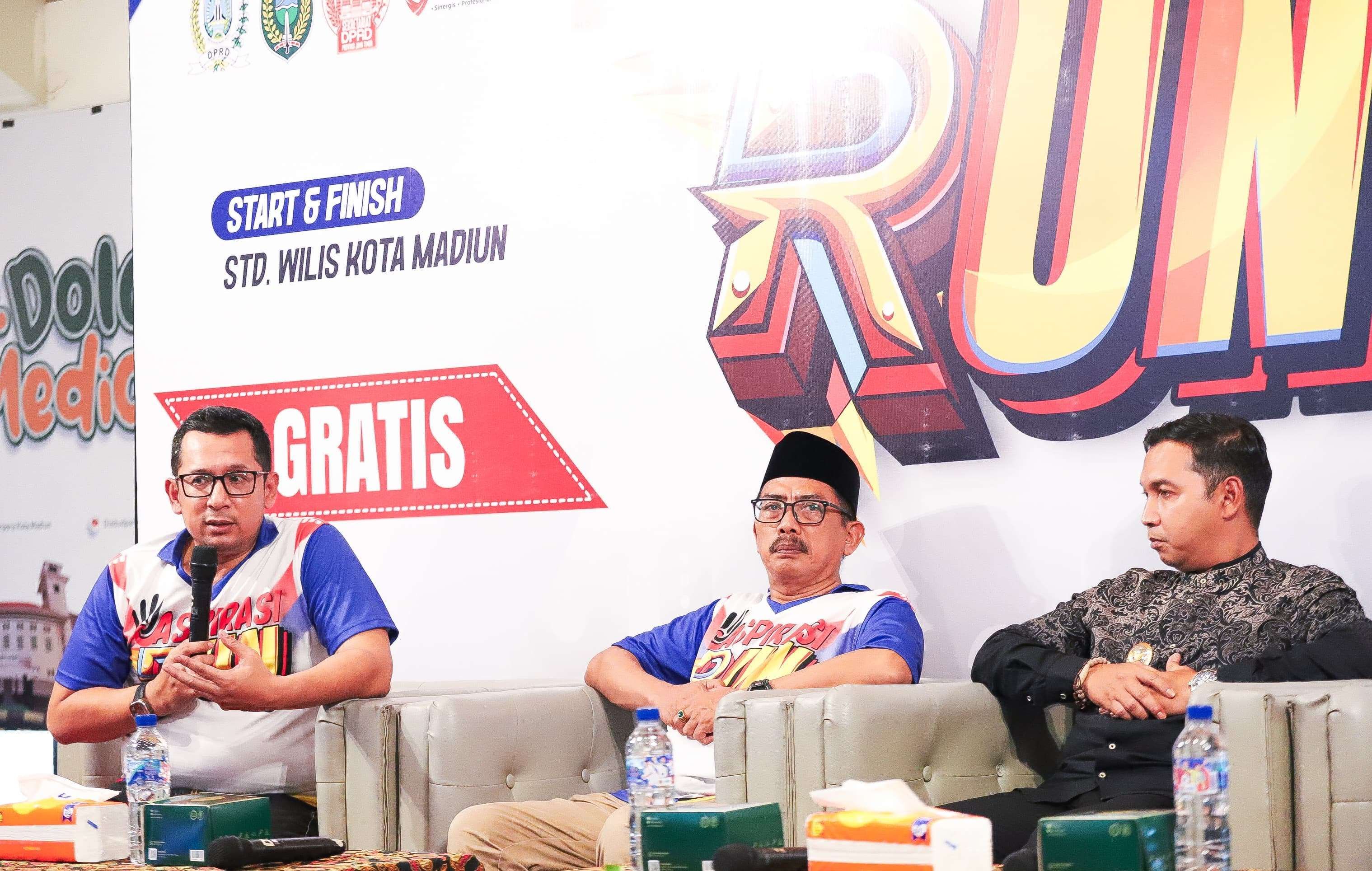 Ketua DPRD jatim Musafak Rouf (tengah) dan Sekwan Jatim Ali Kuncoro (memegang mic) saat memberi keterangan pers