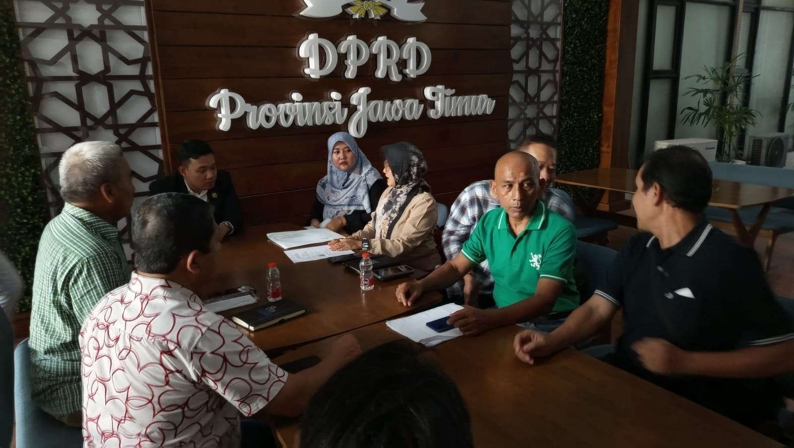 Anggota Komisi C DPRD Jawa Timur Fuad saat menerima sejumlah perwakilan mantan karyawan.