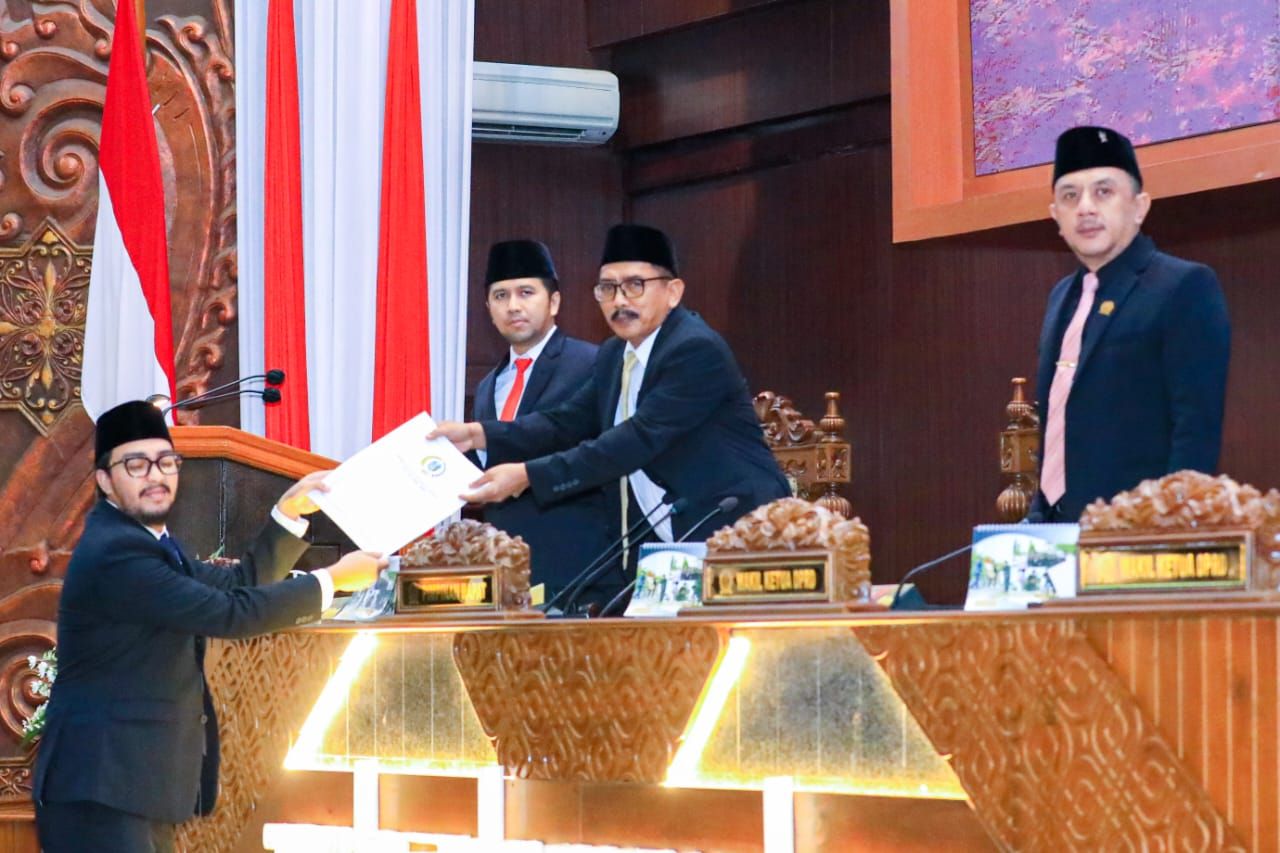 Juru bicara Fraksi Nasdem DPRD Jatim Haris Wicaksono Wibowo saat memberikan dokumen pendapat akhir kepada Musyafak selaku pimpinan sidang