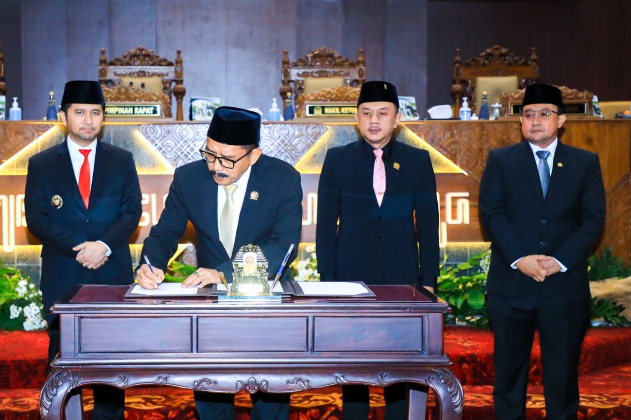 Dewan Jatim Soroti Penyaluran Bansos, Emil Tanggapi Serius