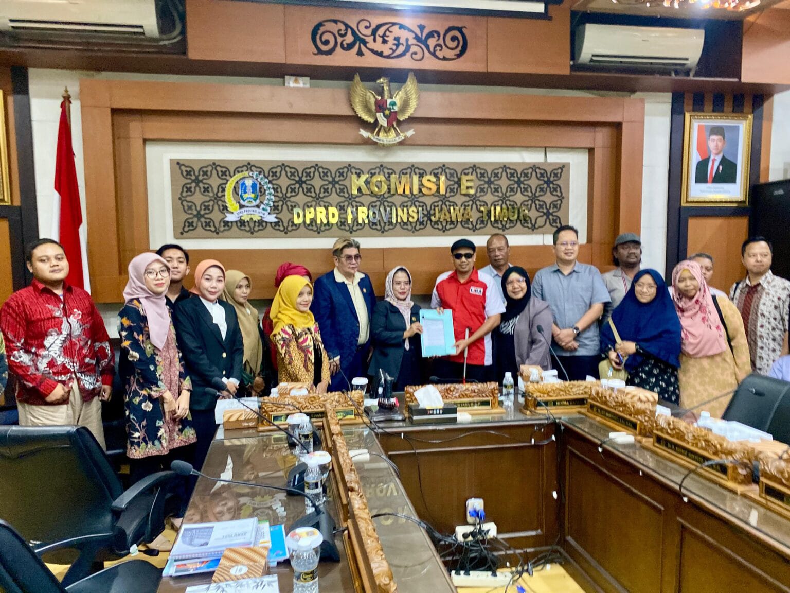 Ketua Komisi E DPRD provinsi Jatim, DR Sri Untari MAP bersama Koalisi Difabel Jawa Timur yang berlangsung di Gedung DPRD provinsi Jatim